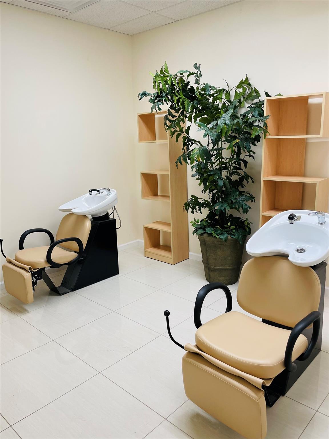 #5 photo, 470-472 Westbury Avenue, מחוז נסאו Carle Place , NY 11514