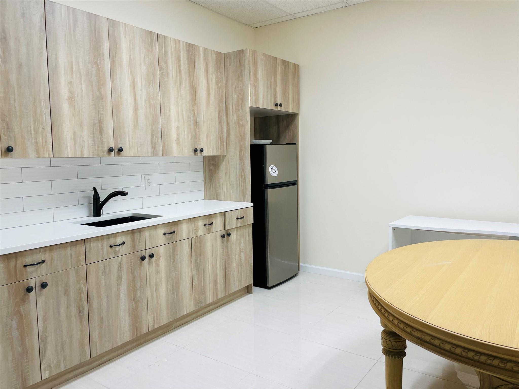 #6 photo, 470-472 Westbury Avenue, מחוז נסאו Carle Place , NY 11514