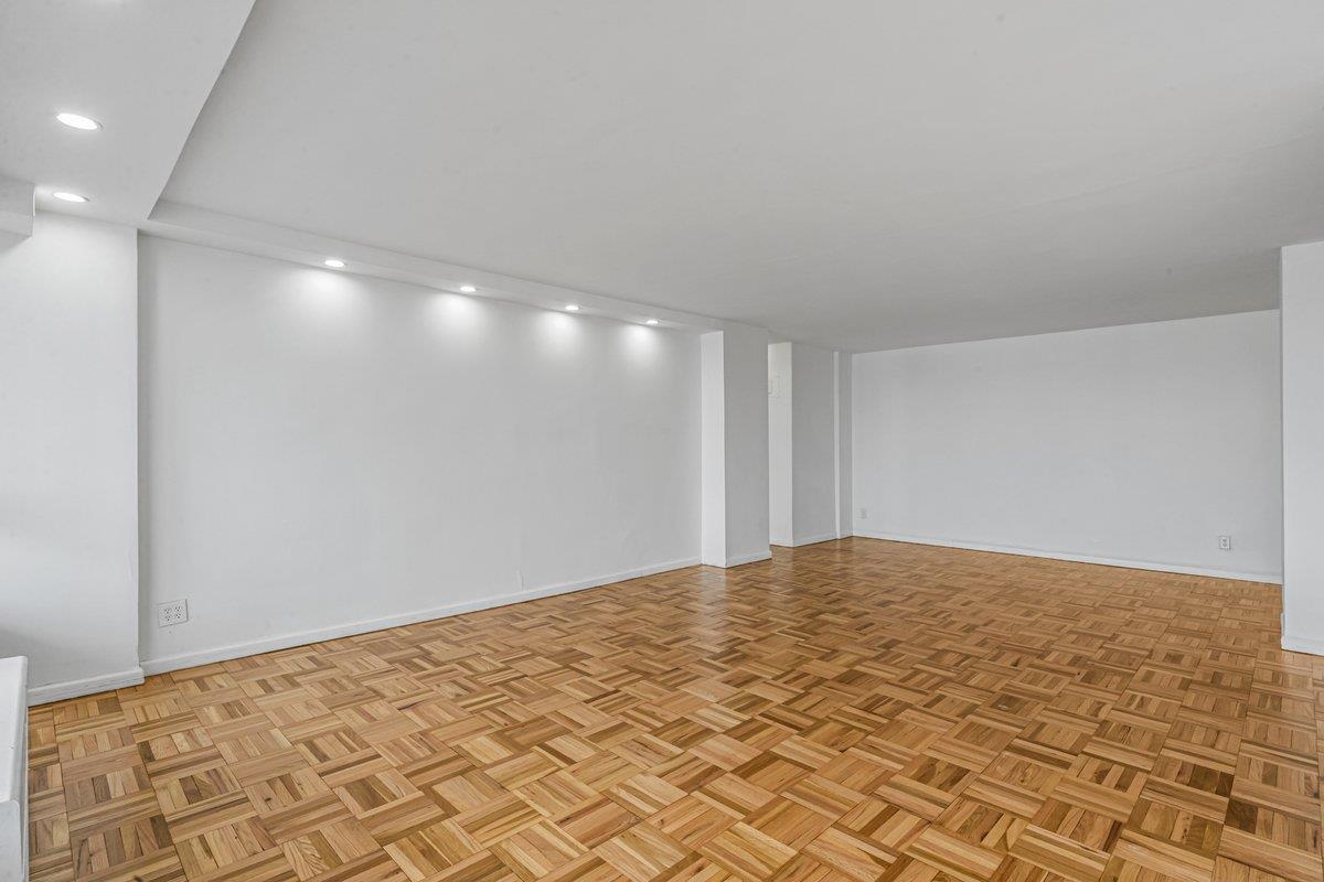 #9 photo, 166-25 Powells Cove Boulevard, Beechhurst , NY 11357