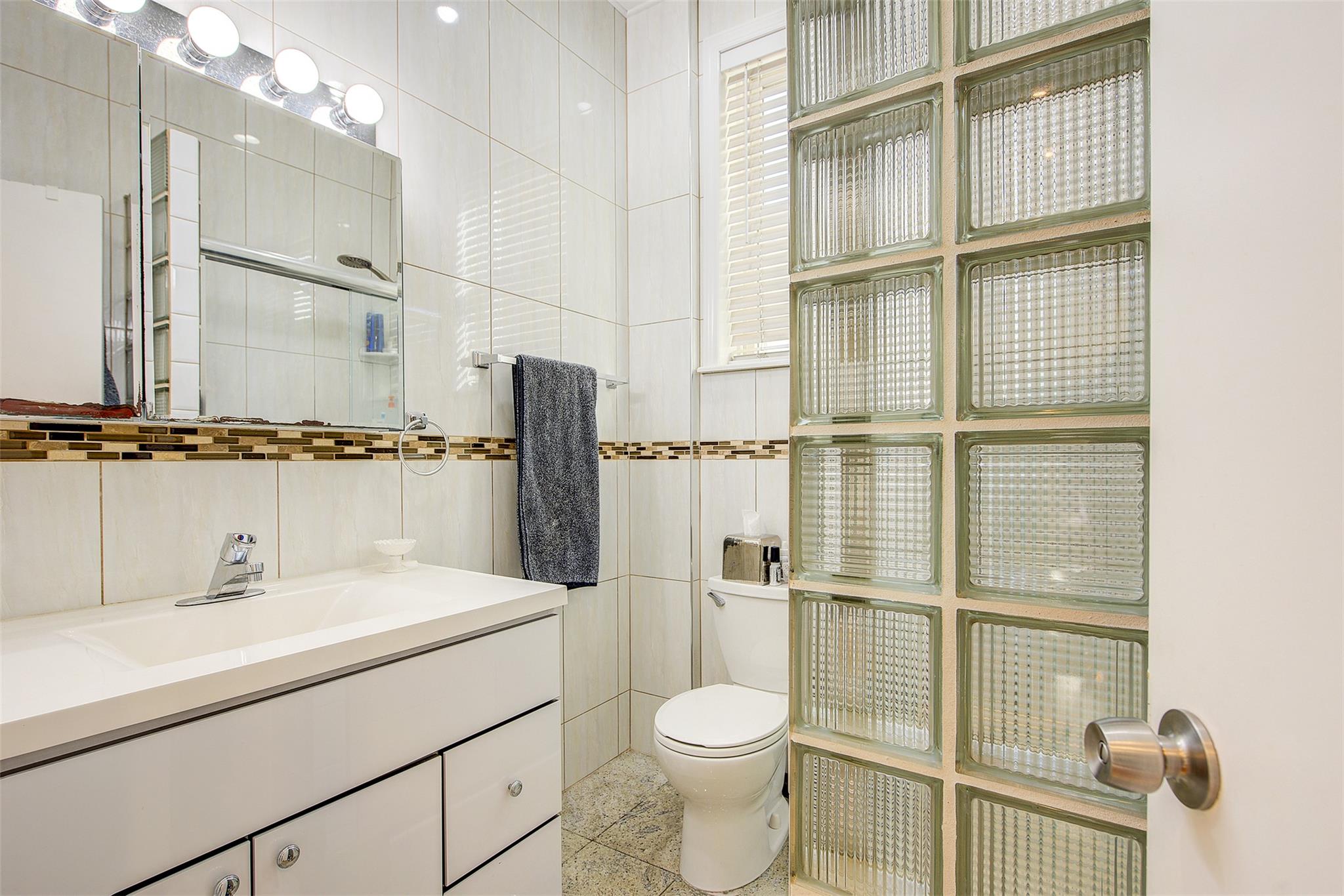 #15 photo, 31-73 41 Street, クイーンズ区 Astoria , NY 11103