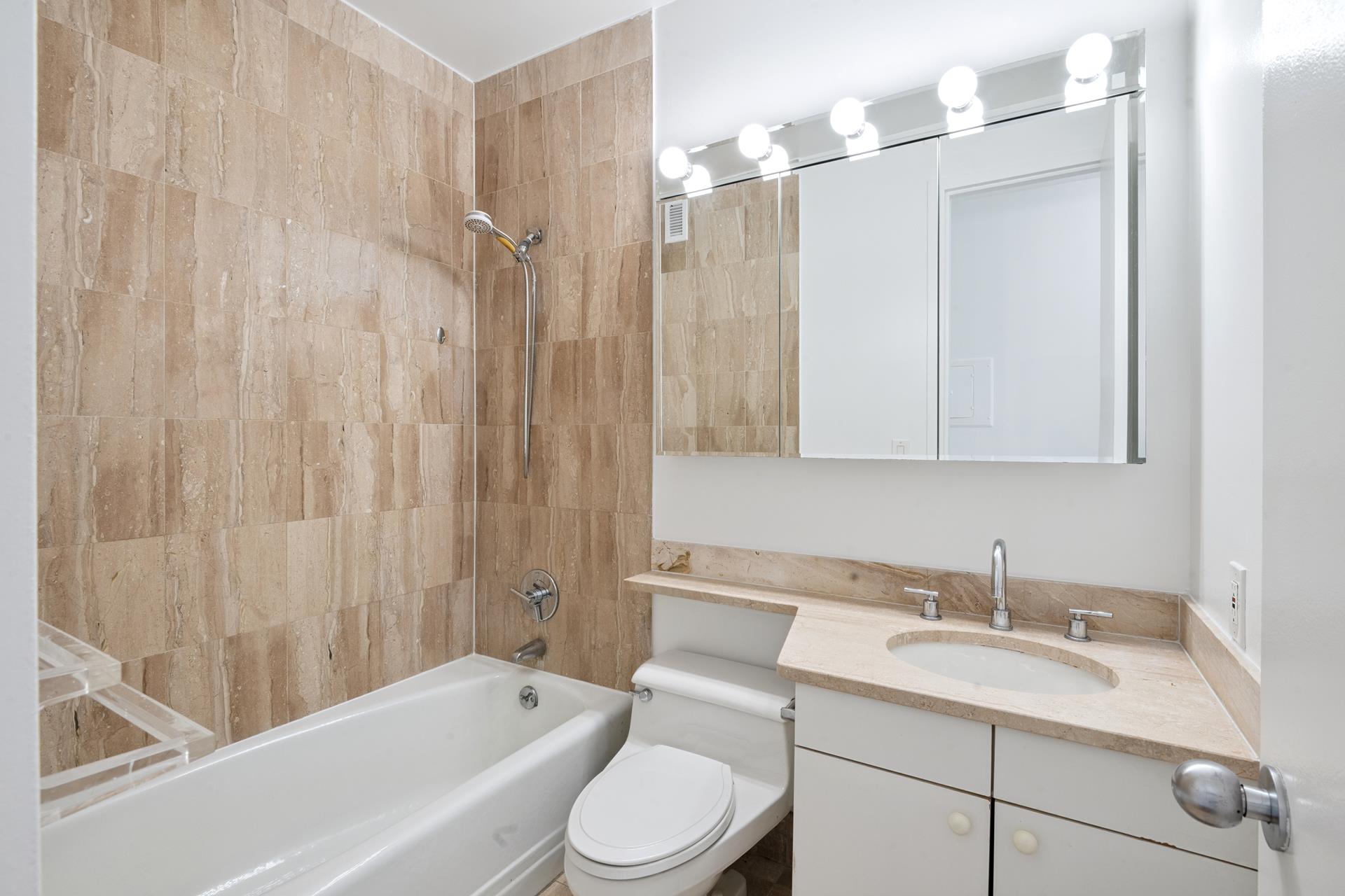 #10 photo, 2000 BROADWAY, マンハッタン Lincoln Square , NY 10023