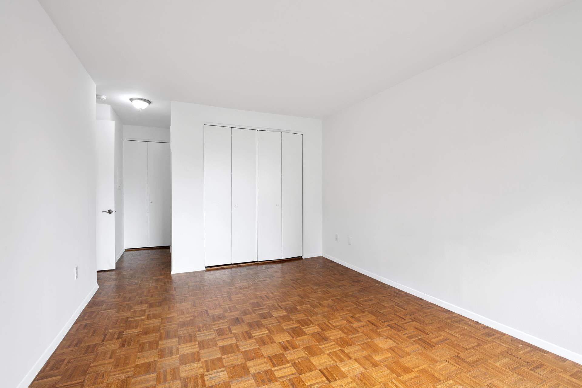 #7 photo, 2000 BROADWAY, マンハッタン Lincoln Square , NY 10023