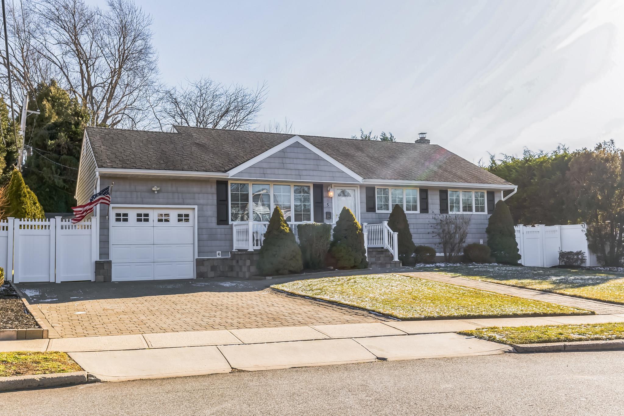 #1 photo, 5 Haven Lane, Old Bethpage , NY 11804