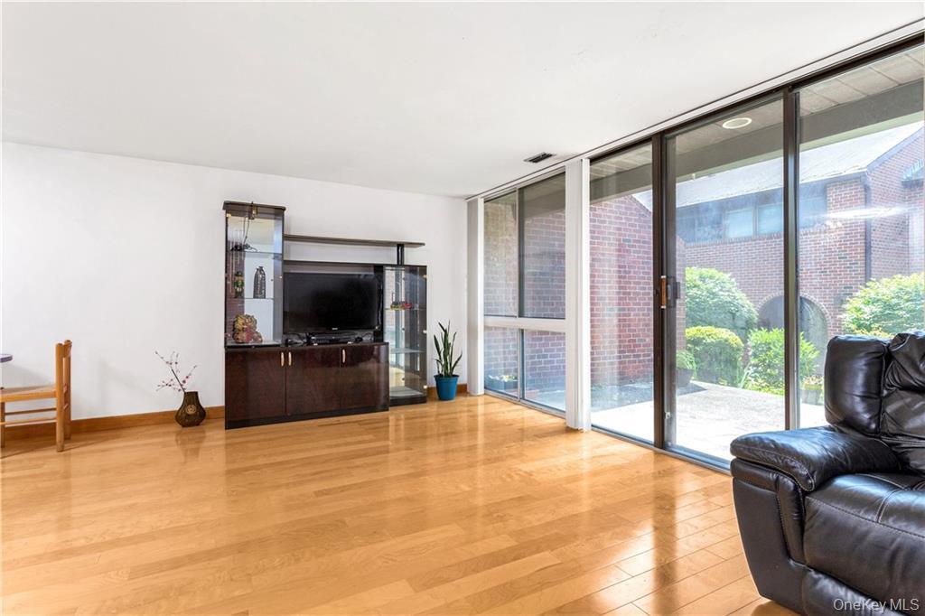 #8 photo, 150 N Bedford Road, Chappaqua , NY 10514