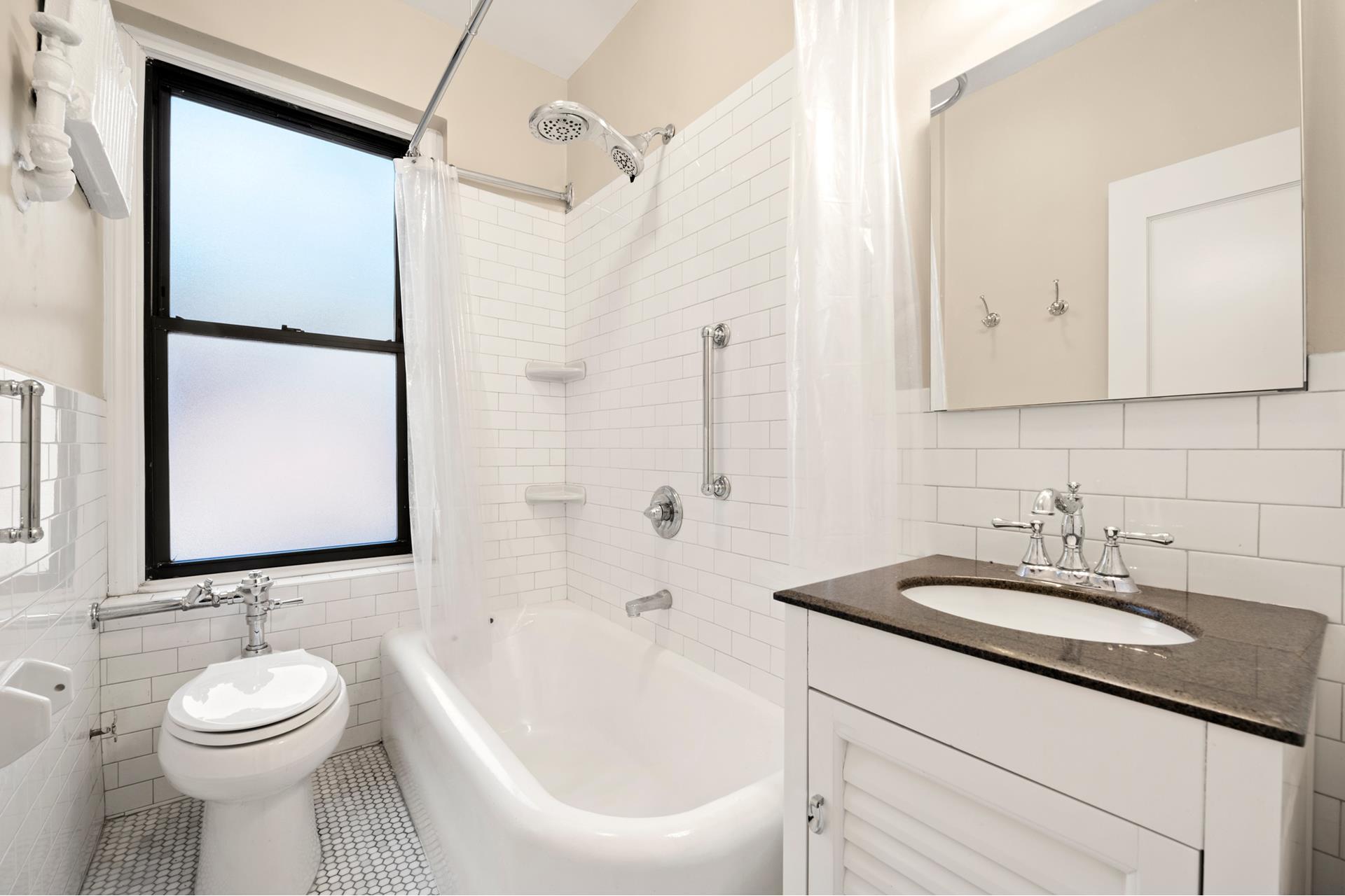 #5 photo, 83-10 35TH Avenue, クイーンズ区 Jackson Heights , NY 11372