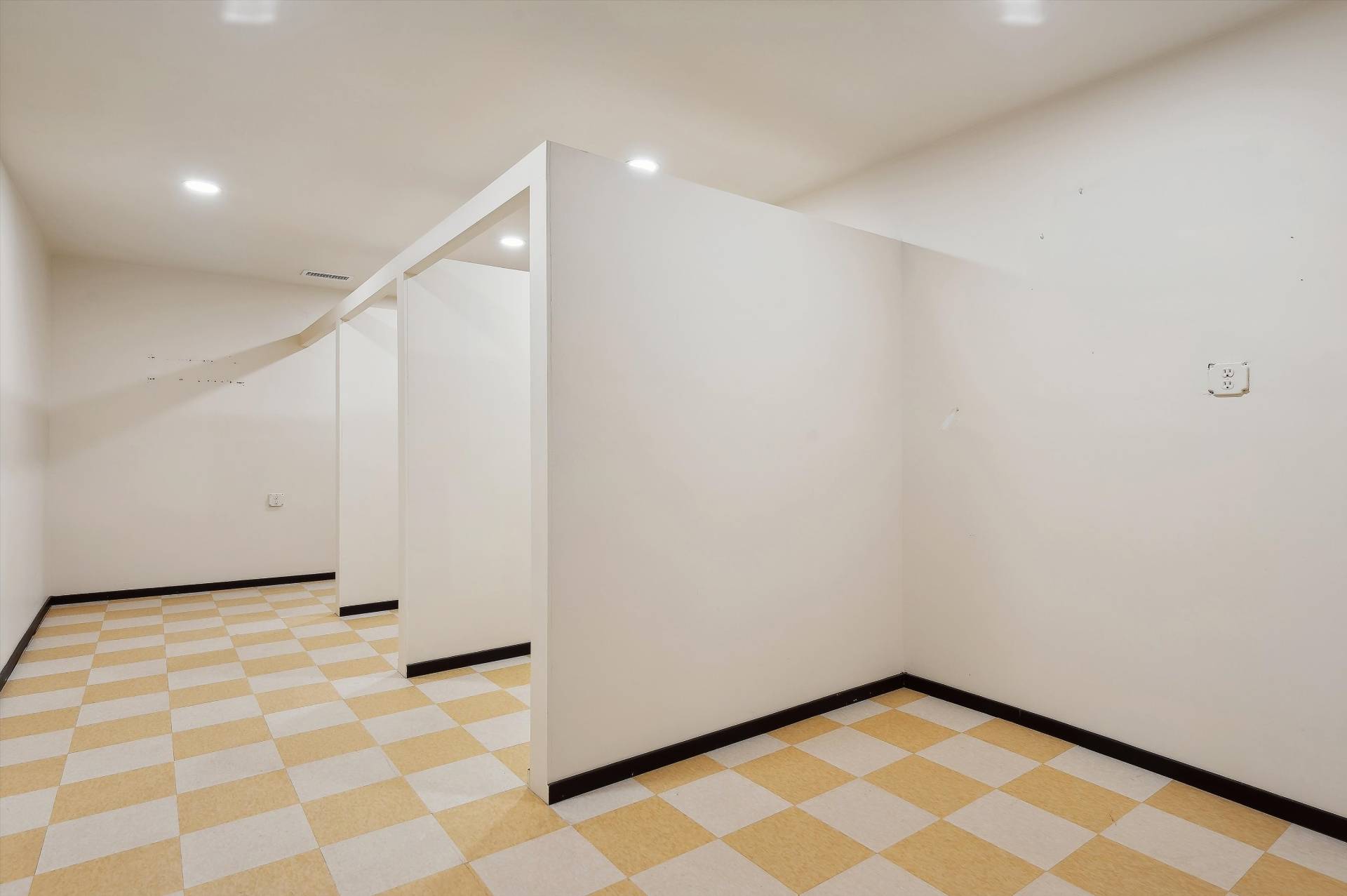 #20 photo, 9 Railroad Ave, East Hampton , NY 11937