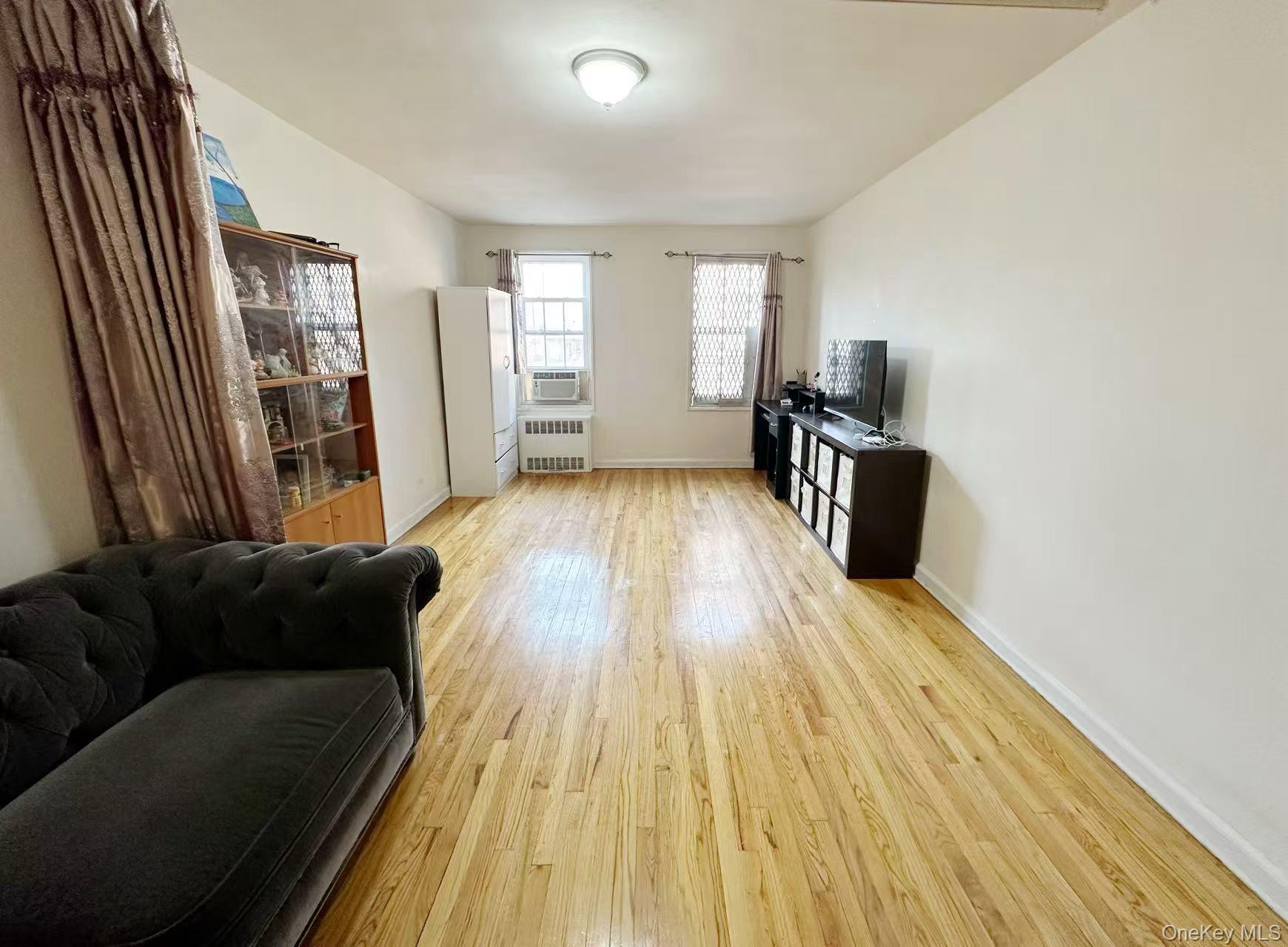 #2 photo, 139-09 84th Drive, クイーンズ区 Briarwood , NY 11435