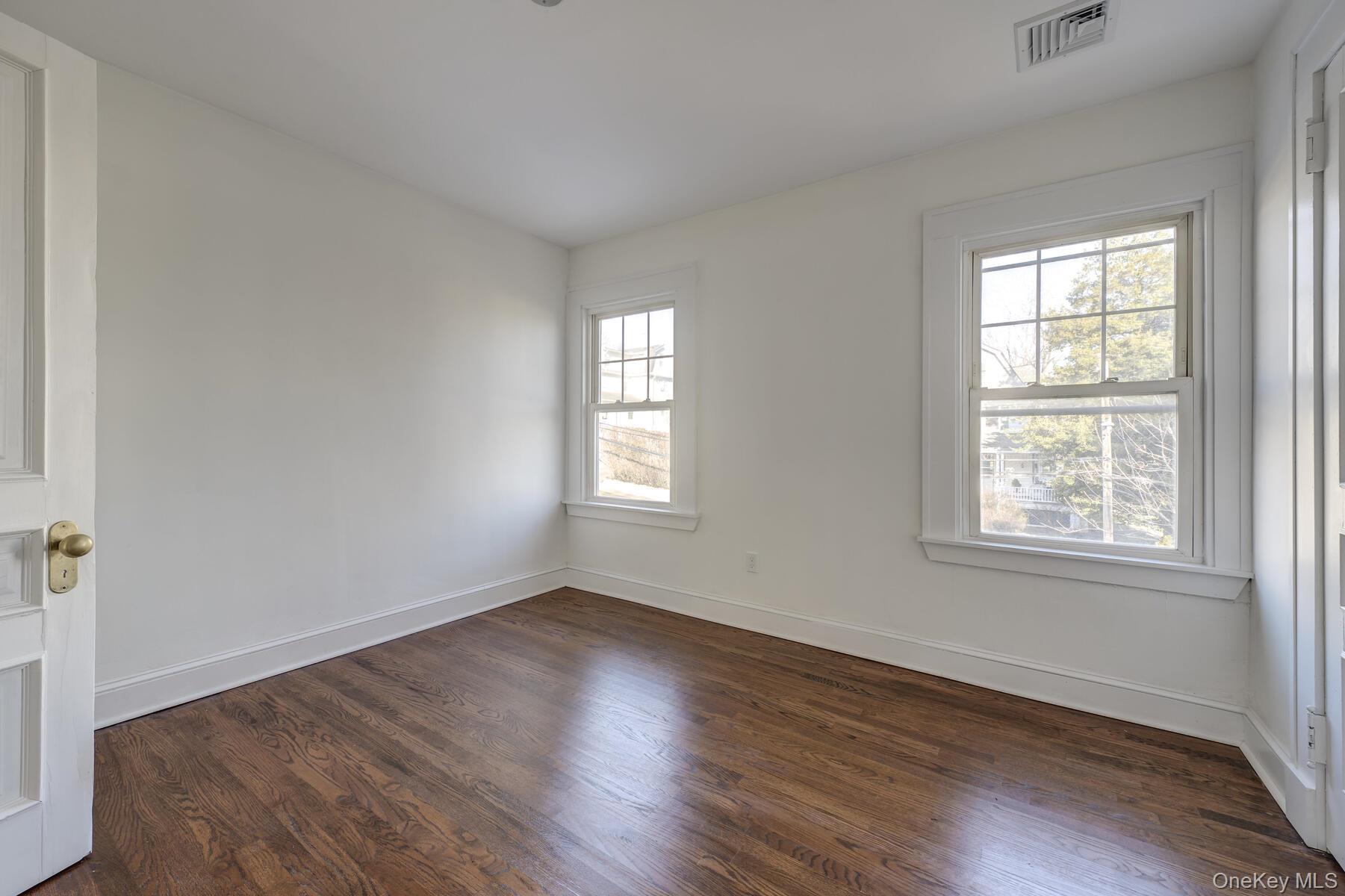 #20 photo, 27 Locust Lane, מחוז נסאו Oyster Bay , NY 11771