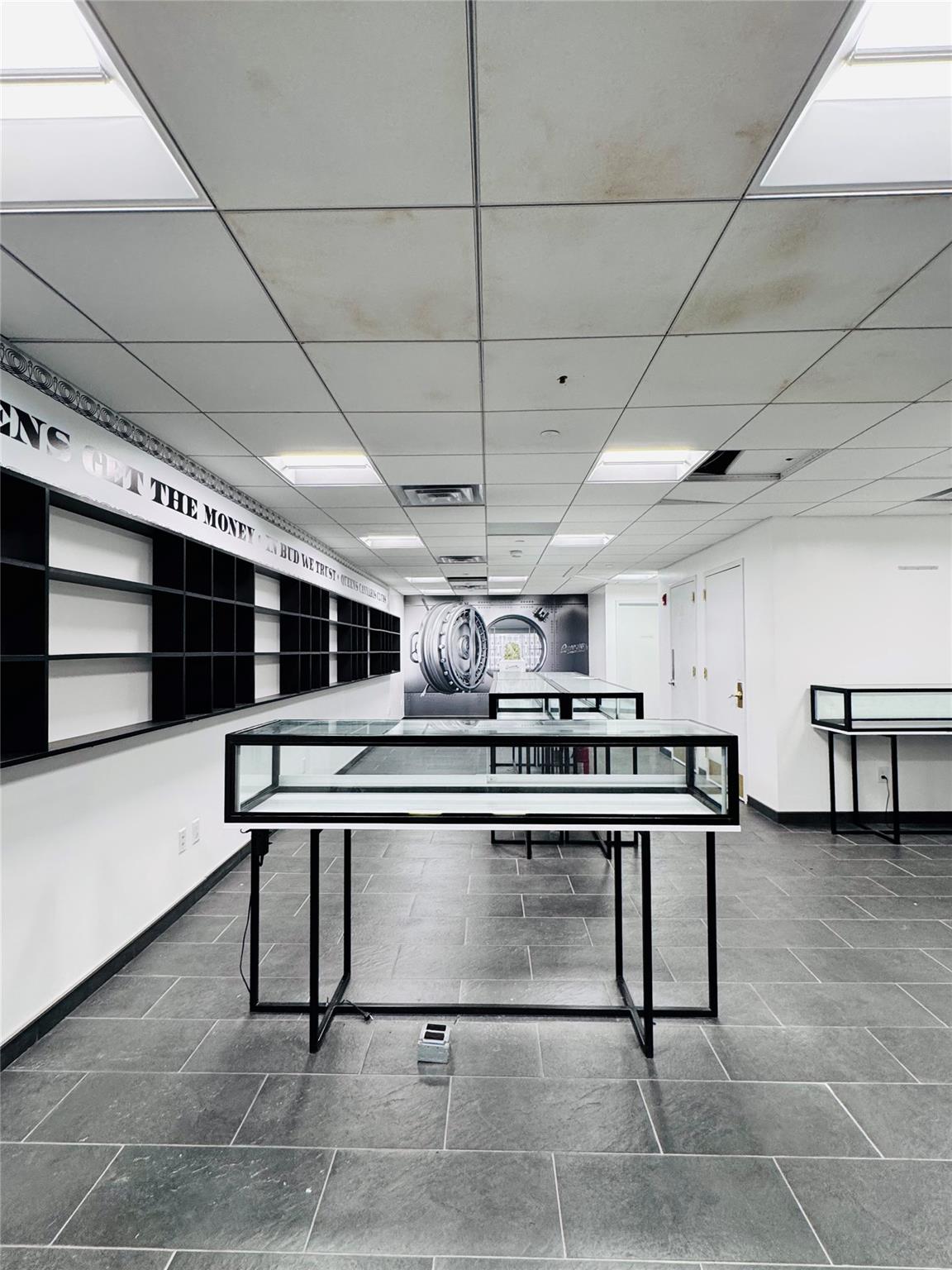 #12 photo, 30-75 Steinway Street, クイーンズ区 Astoria , NY 11103