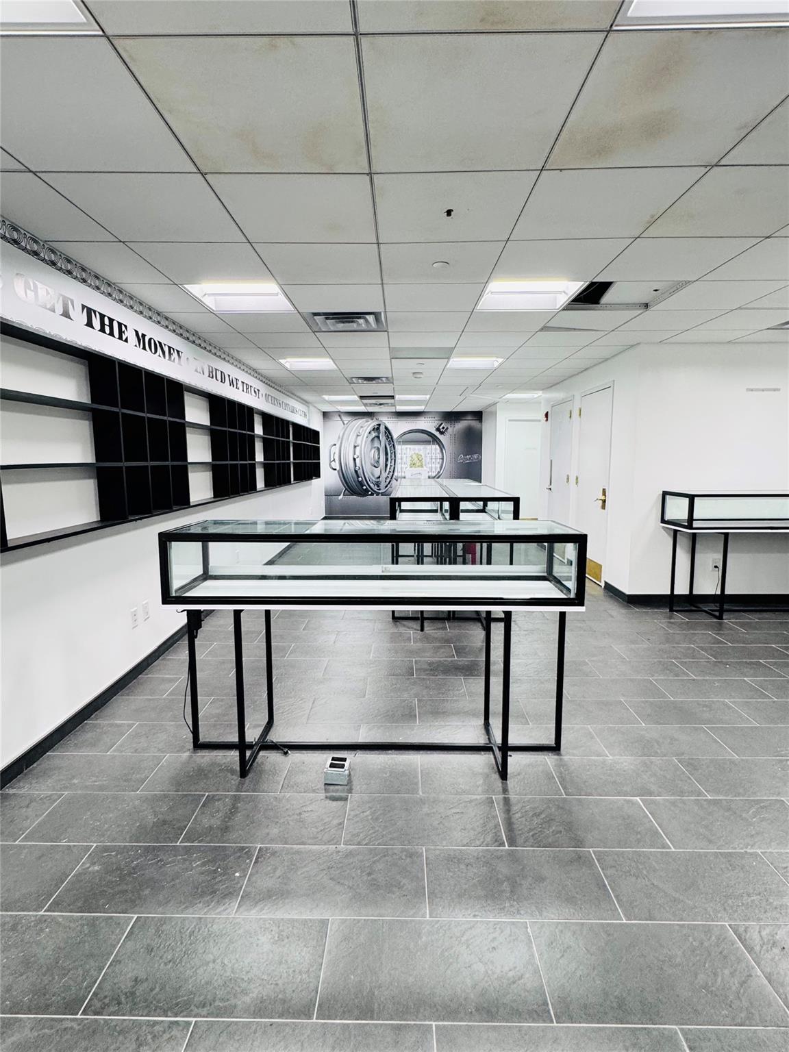 #13 photo, 30-75 Steinway Street, クイーンズ区 Astoria , NY 11103