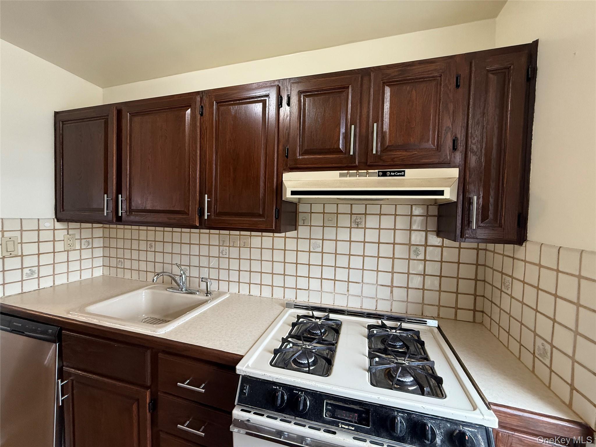 #13 photo, 245 Rumsey Road, Yonkers , NY 10701