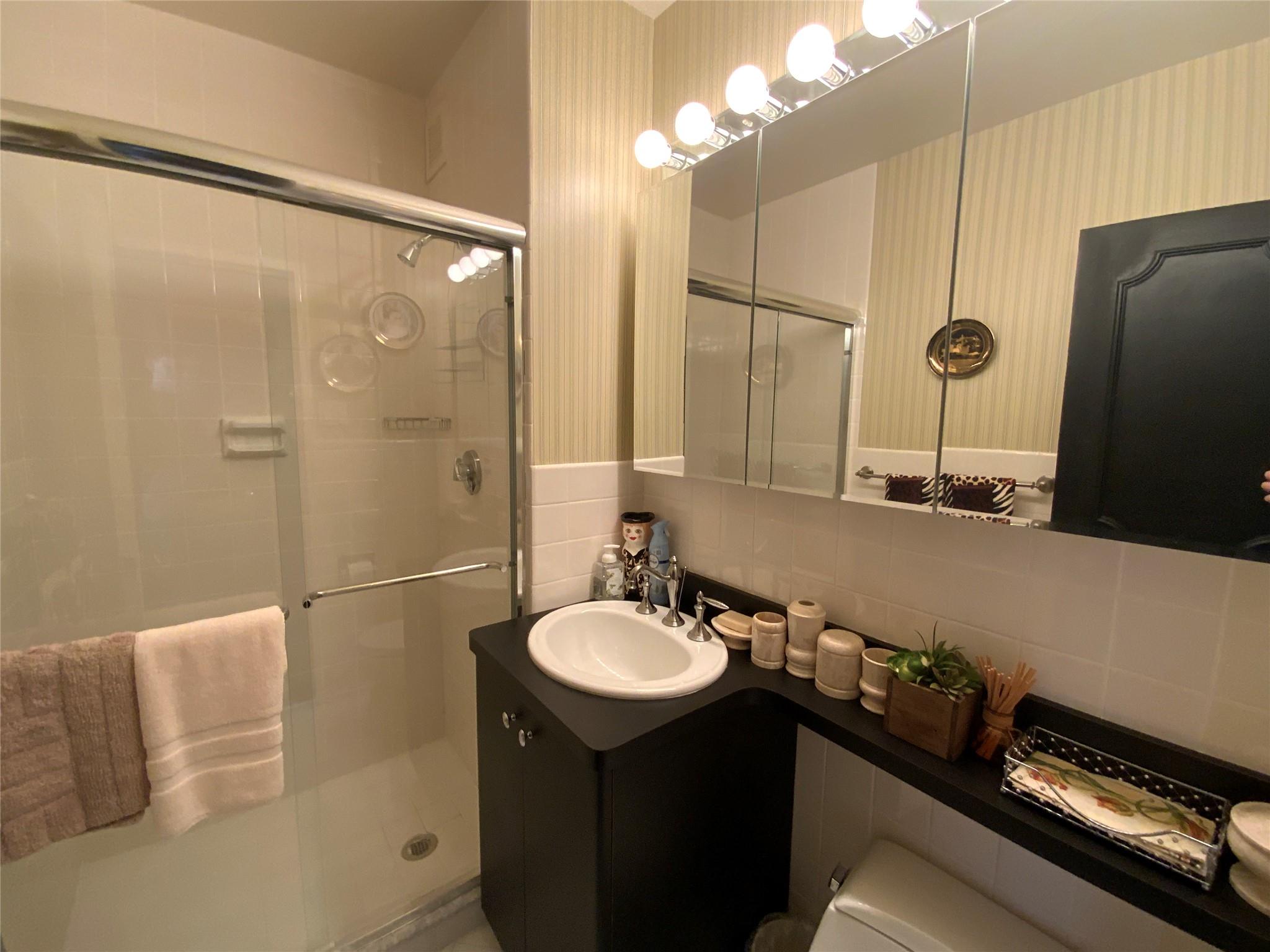 #13 photo, 27110 Grand Central Parkway, クイーンズ区 Floral Park , NY 11005