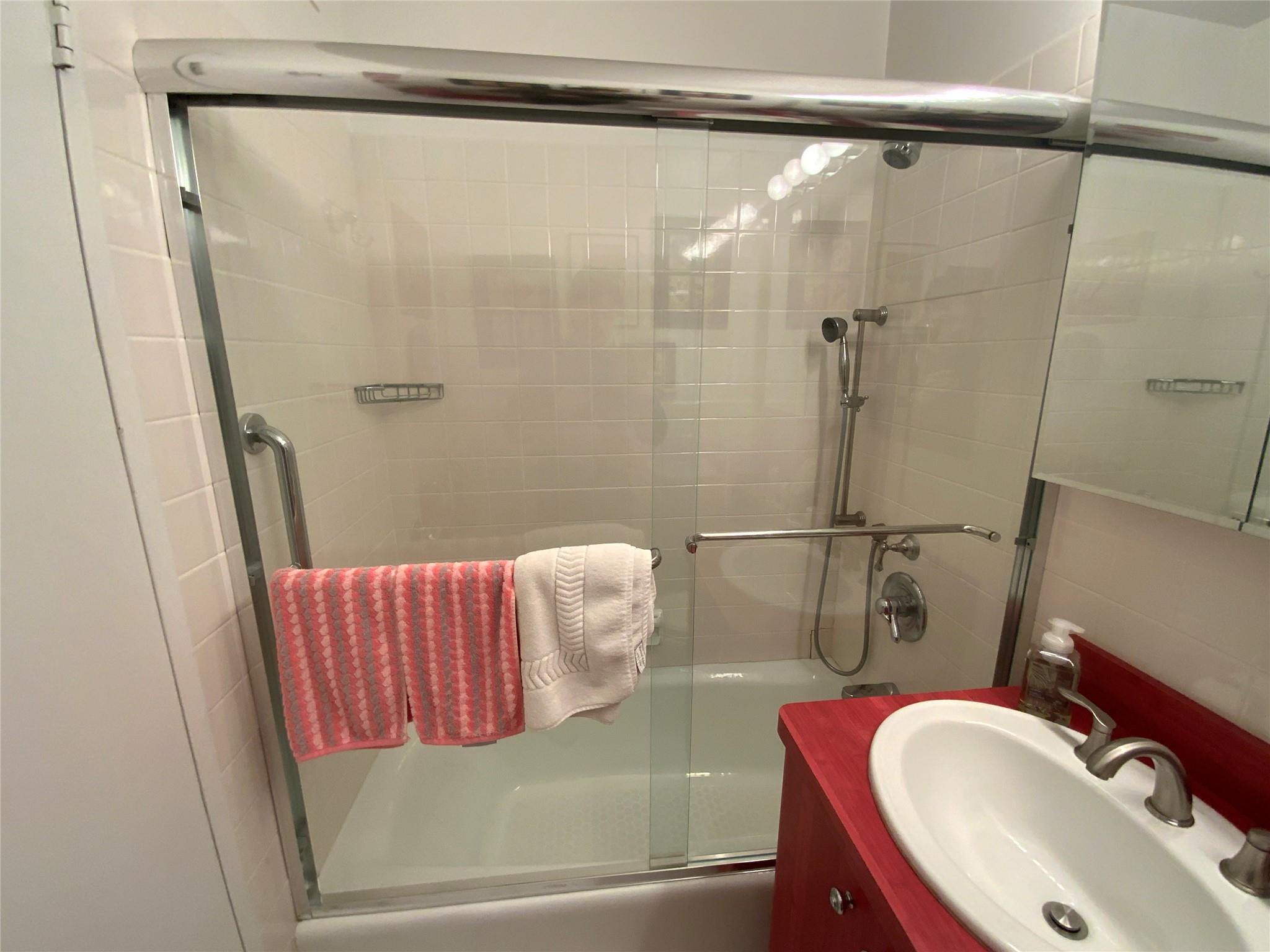 #18 photo, 27110 Grand Central Parkway, クイーンズ区 Floral Park , NY 11005