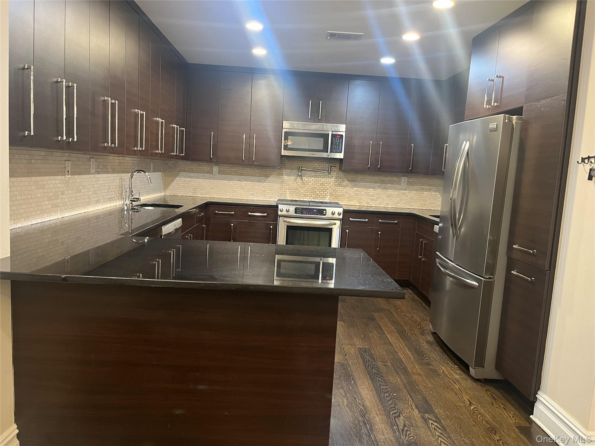 #17 photo, 260 Central, Lawrence , NY 11559