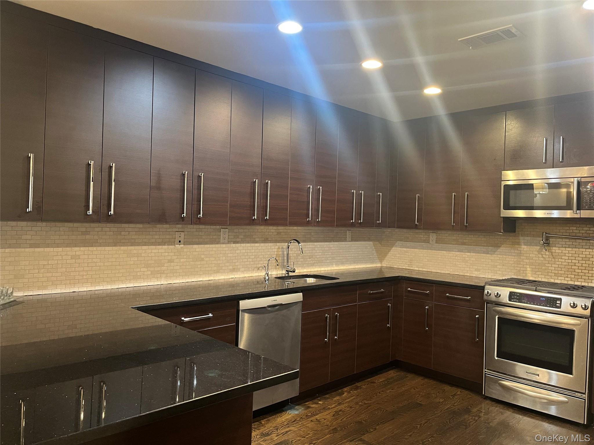 #18 photo, 260 Central, Lawrence , NY 11559