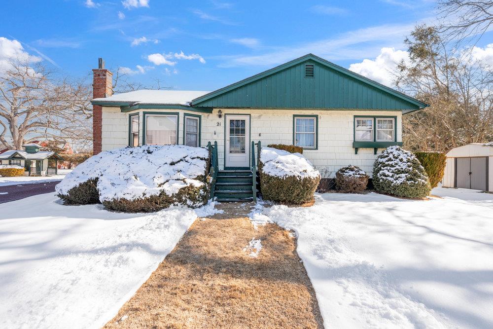 #1 photo, 21 Brown Street, सफ़ोक काउंटी West Babylon , NY 11704