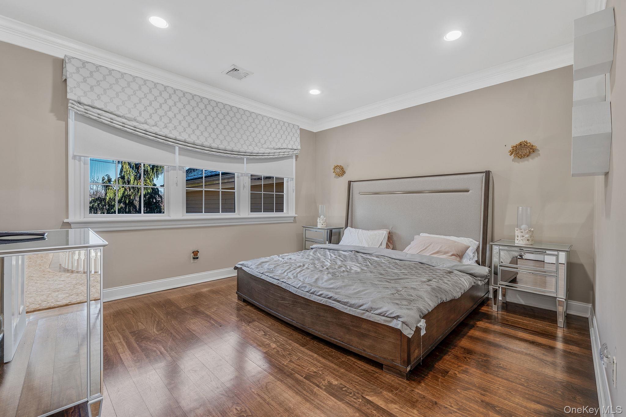 #13 photo, 9 Vanderbilt Parkway, Dix Hills , NY 11746