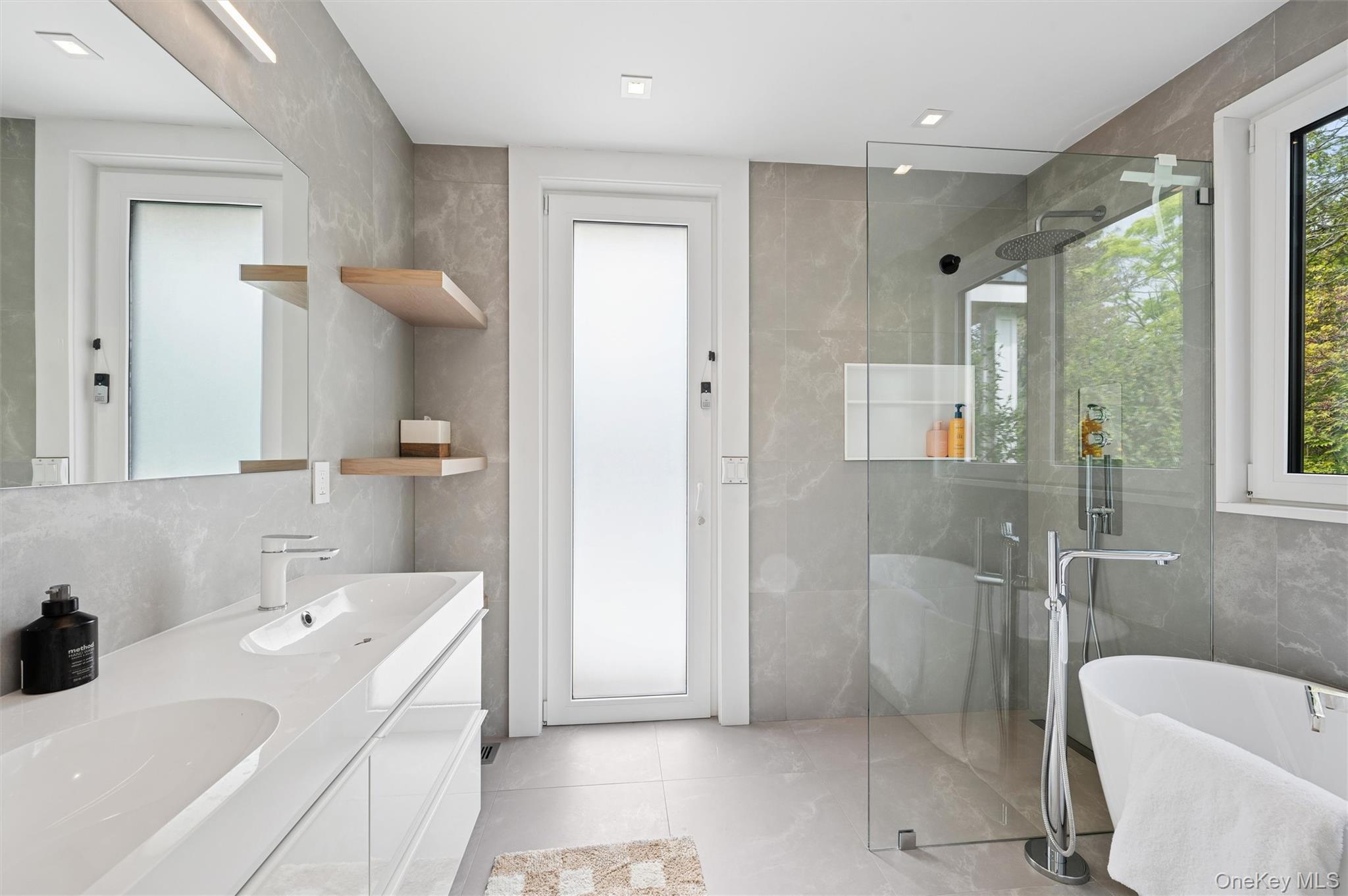 #15 photo, 28 Canoe Place Road, サフォーク郡 Hampton Bays , NY 11946