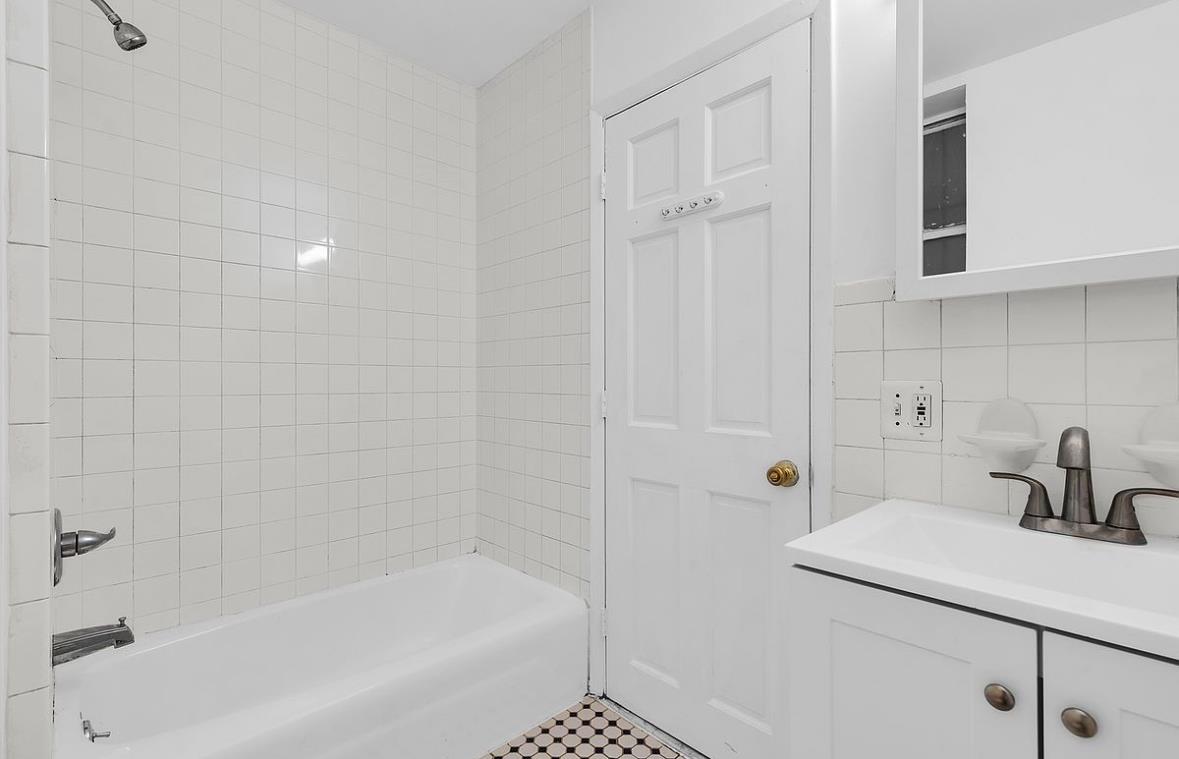 #8 photo, 314 W 52ND Street, マンハッタン Hells Kitchen , NY 10019