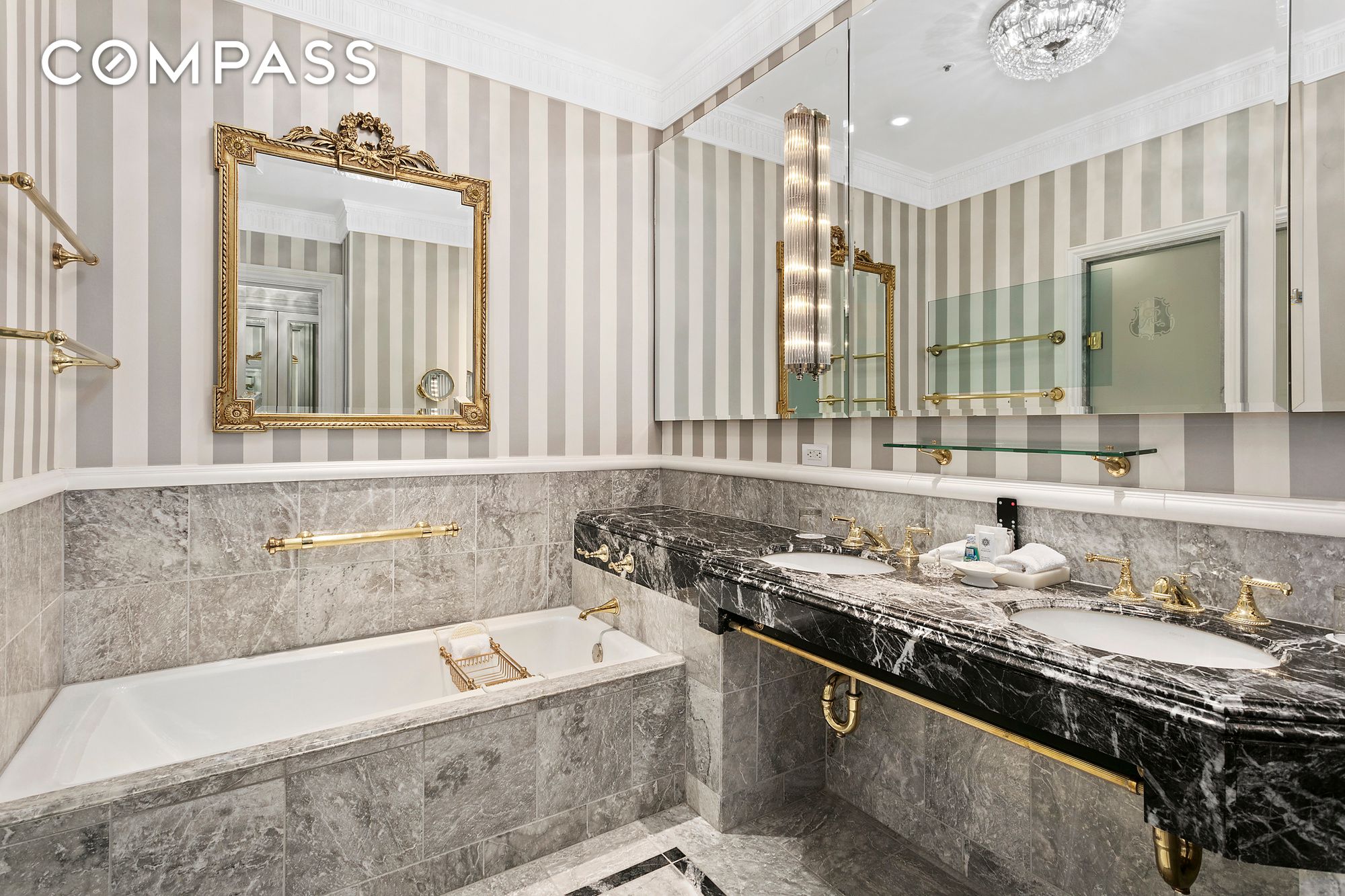 #6 photo, 2 E 55th Street, マンハッタン Midtown East , NY 10022