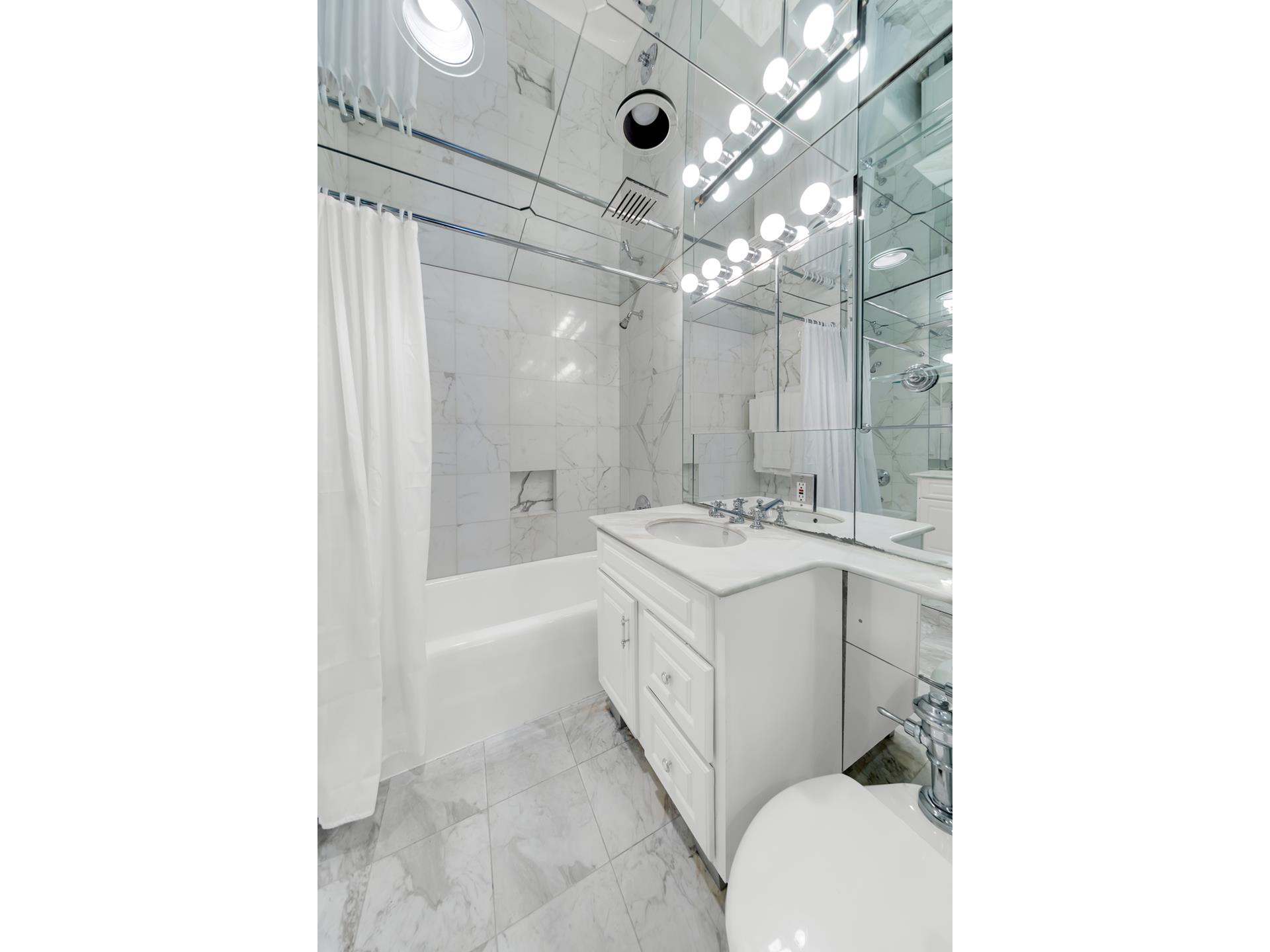 #8 photo, 111 E 56TH Street, マンハッタン Midtown East , NY 10022