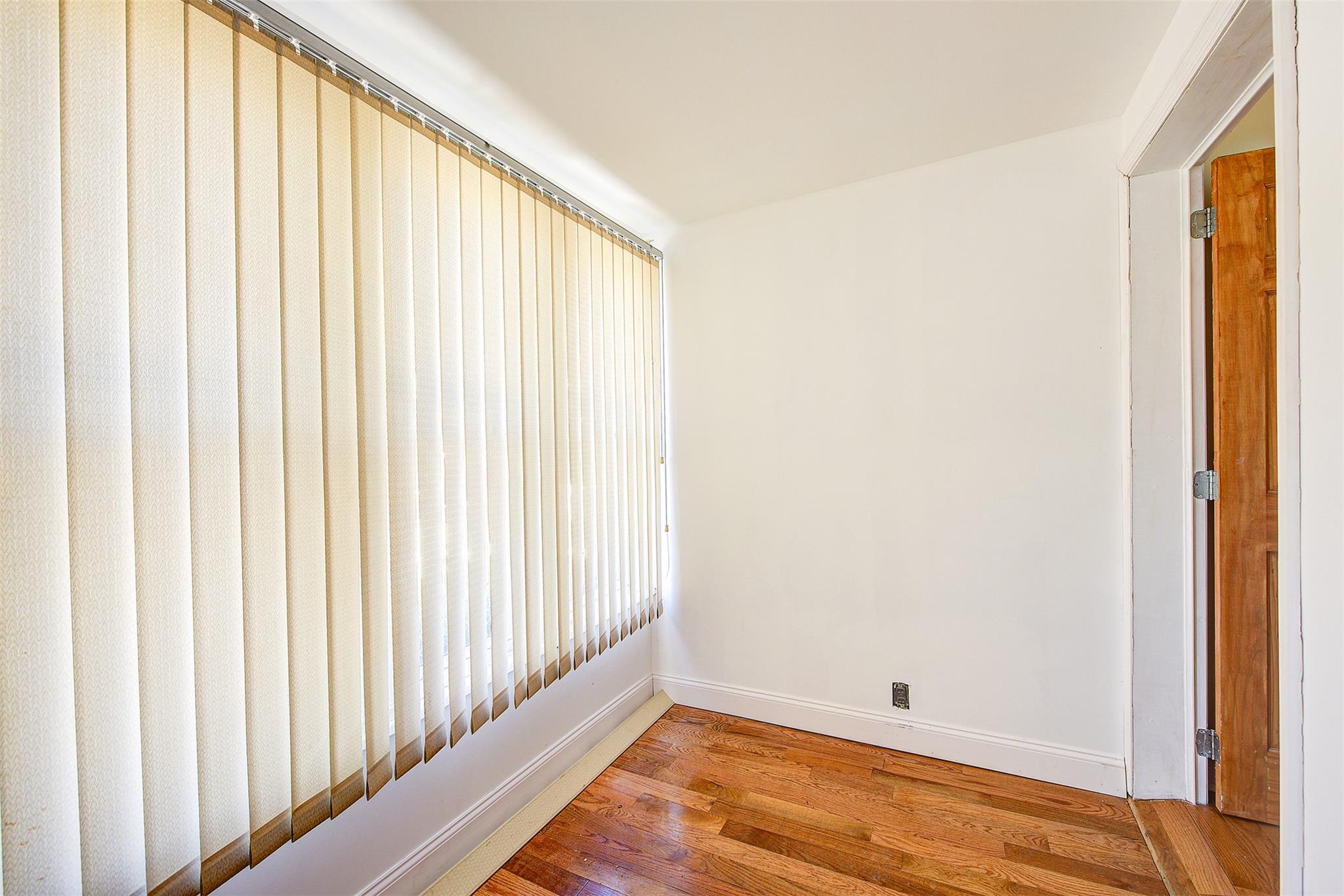 #9 photo, 89-91 215th Place, クイーンズ区 Queens Village , NY 11427