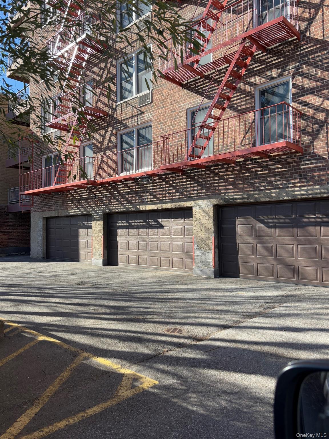 #4 photo, 241-20 Northern Blvd, कुईंस Douglaston , NY 11362