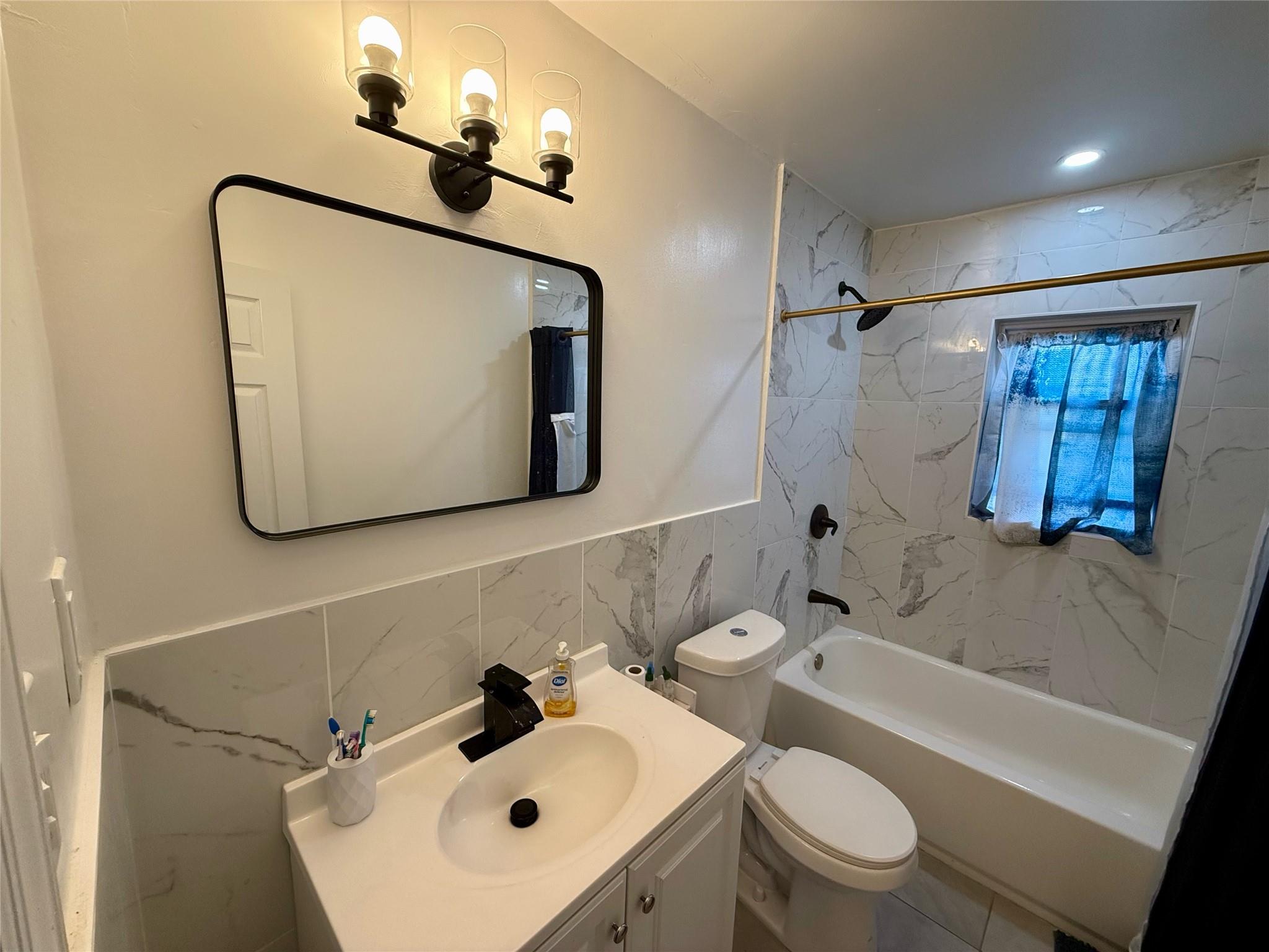 #16 photo, 963 E 225th Street, Bronx , NY 10466