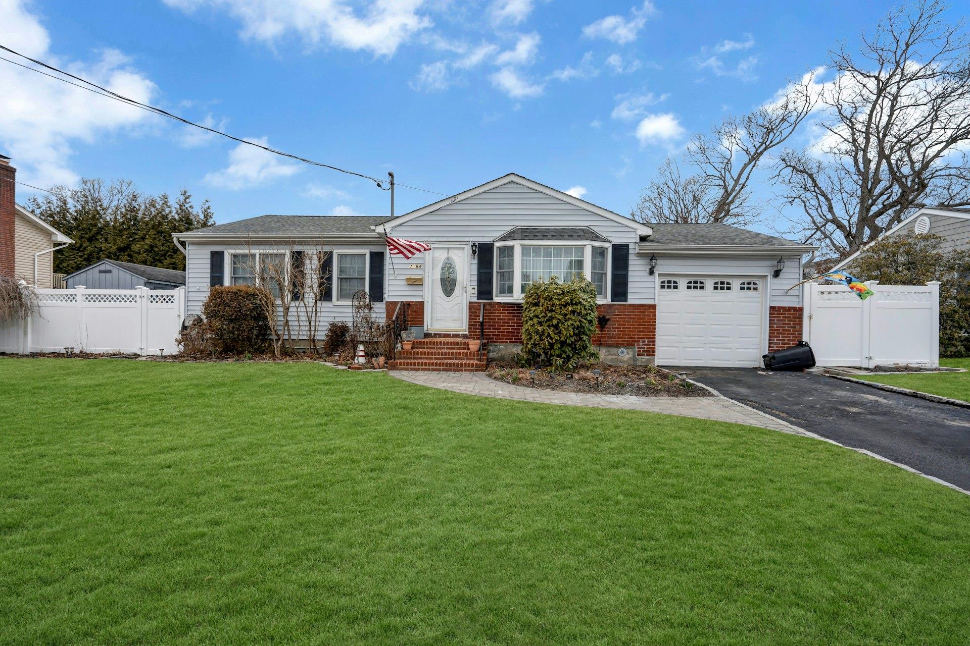 #1 photo, 1664 fairfax Avenue, 东长岛 西艾斯利普 West Islip , NY 11795