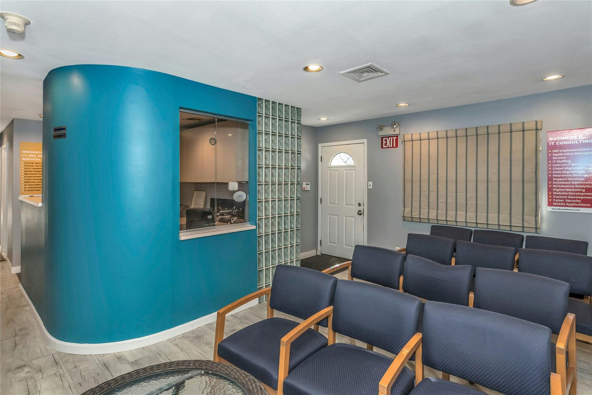 #3 photo, 558 Old Country Road, ナッソー郡 Plainview , NY 11803