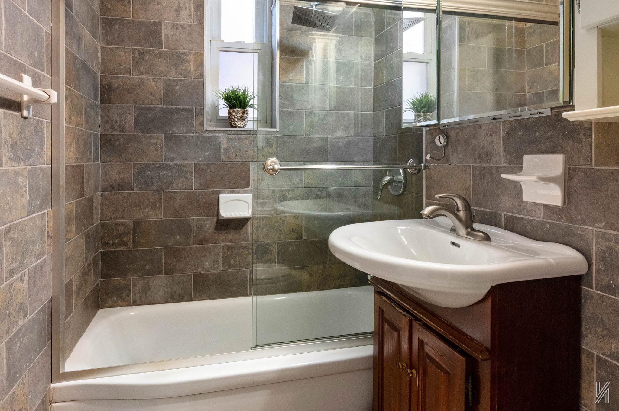 #16 photo, 33-45 90th Street, كوينز Jackson Heights , NY 11372