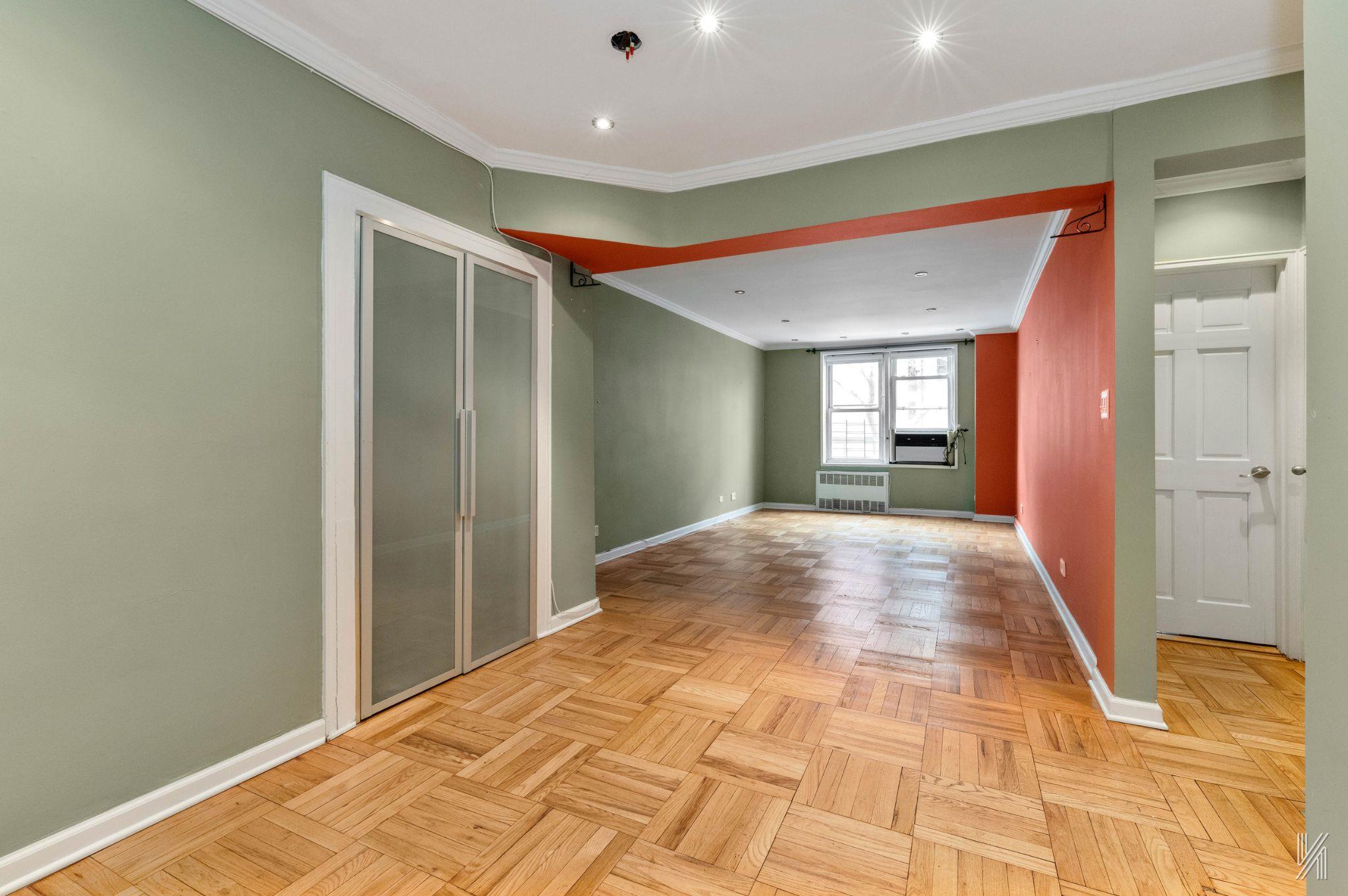 #2 photo, 33-45 90th Street, كوينز Jackson Heights , NY 11372