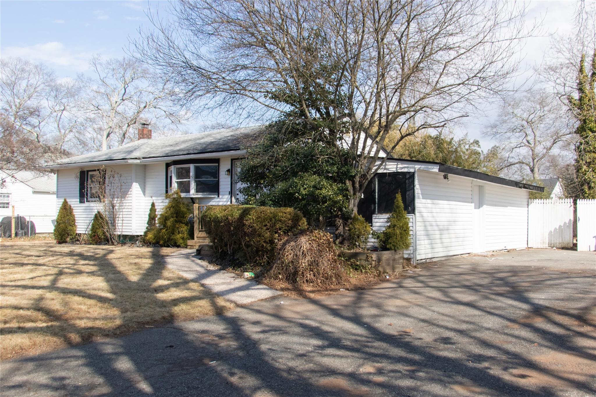 #1 photo, 119 Hemlock Drive, 东长岛 Mastic Beach , NY 11951