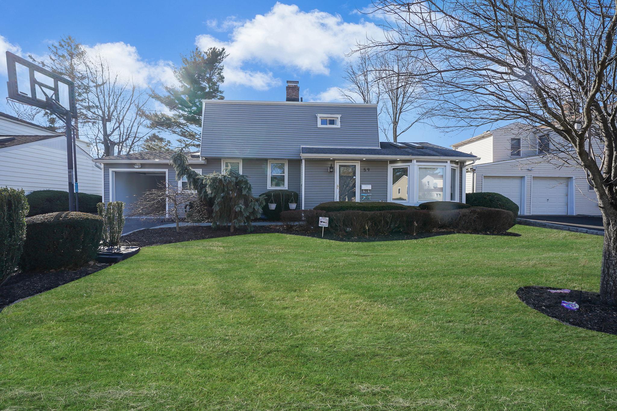 #1 photo, 59 Pinetree Lane, Roslyn Heights , NY 11577