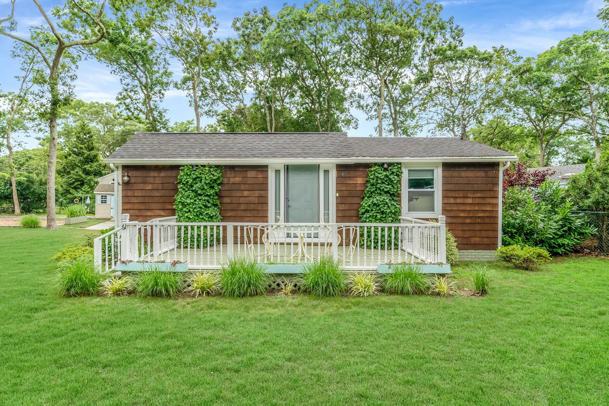 #1 photo, 61 Squires Avenue, 东长岛 汉普顿 East Quogue , NY 11942