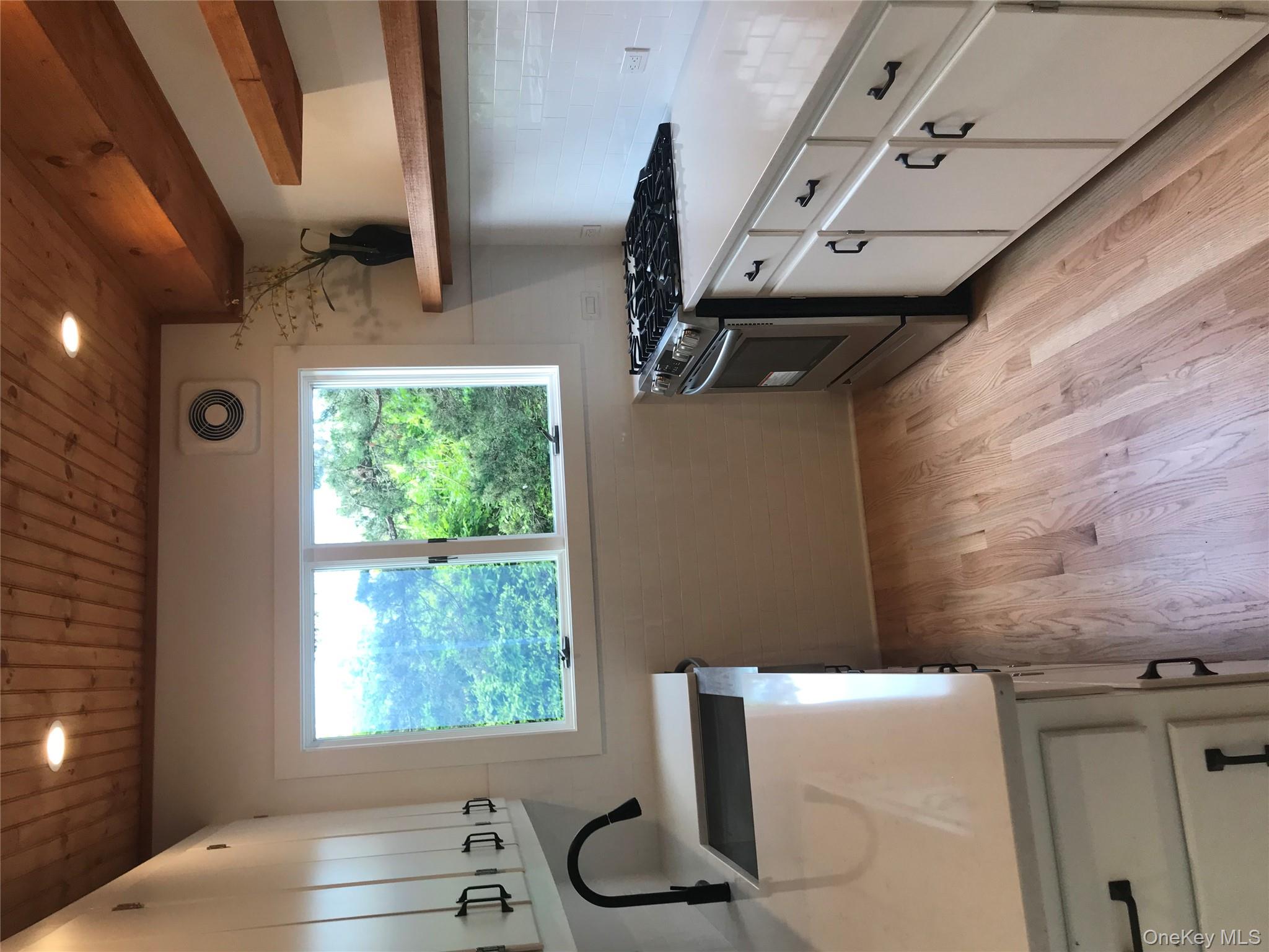 #7 photo, 33 Dune Way, Seaview , NY 11770