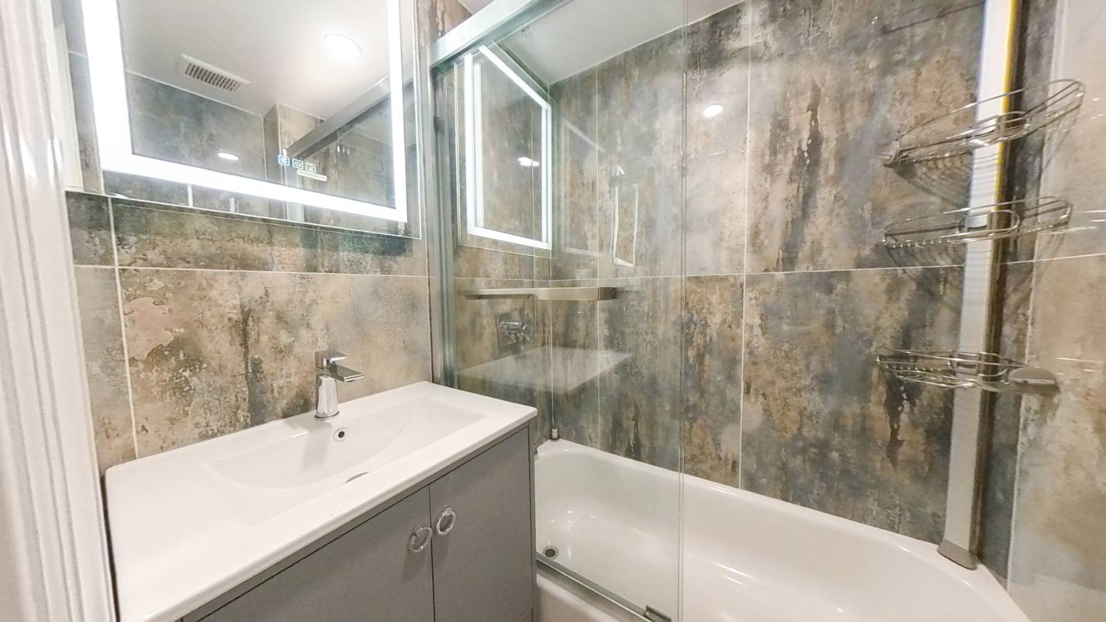 #51 photo, 427 Pulaski St, ブルックリン区 Brooklyn , NY 11221