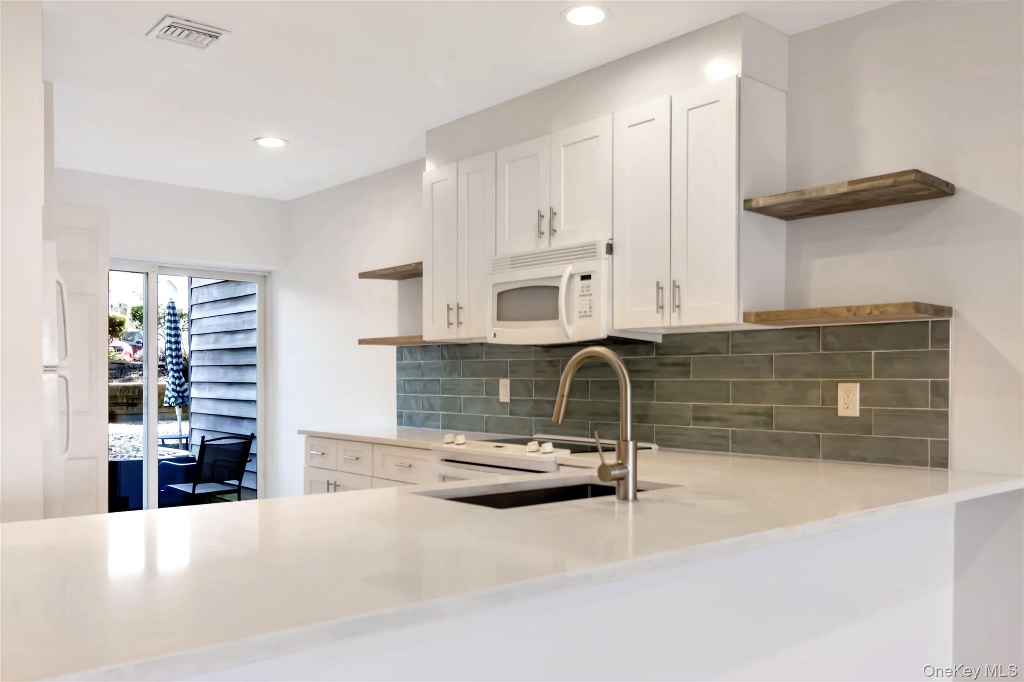 #8 photo, 104 Fox Hill Drive, サフォーク郡 Baiting Hollow , NY 11933