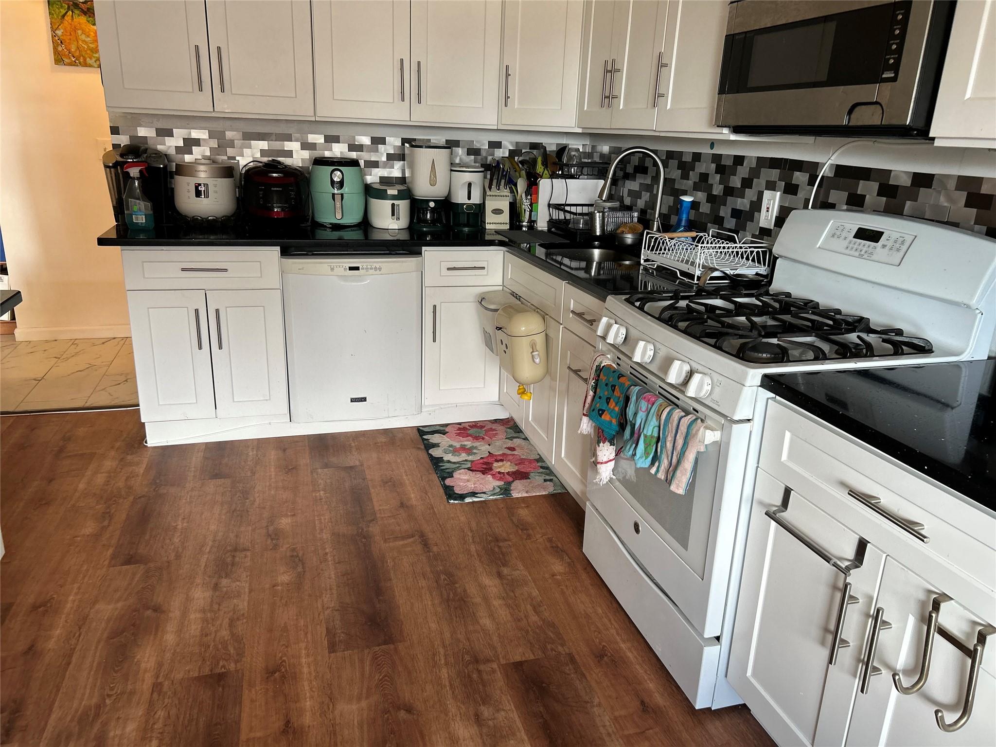 #8 photo, 213-14 Hillside Avenue, קווינס Queens Village , NY 11427