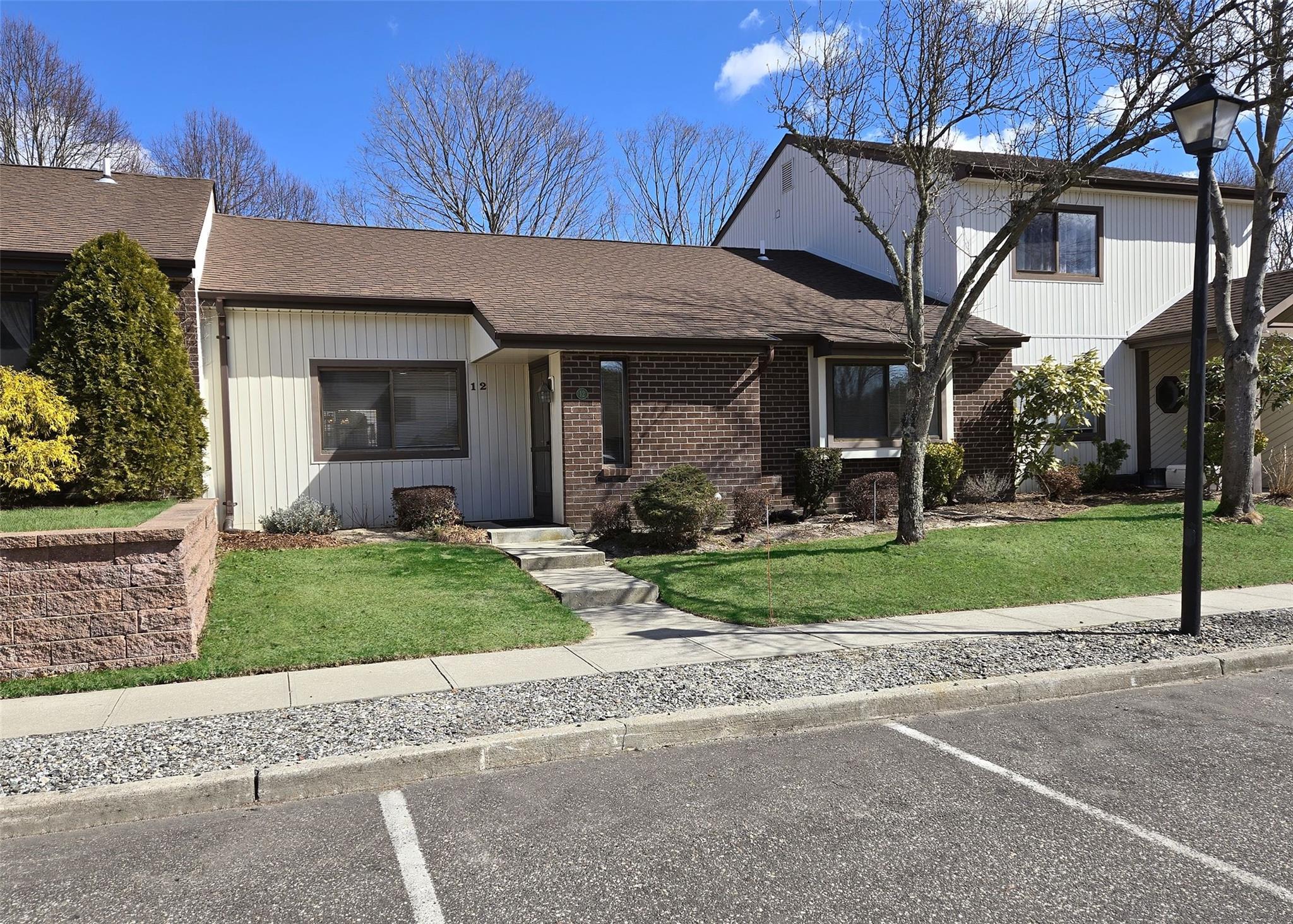 #1 photo, 12 Woodmont Court, 东长岛 Holtsville , NY 11742