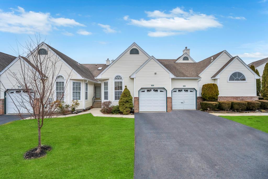 #1 photo, 2102 Nicole Drive, 东长岛 Port Jefferson Station , NY 11776