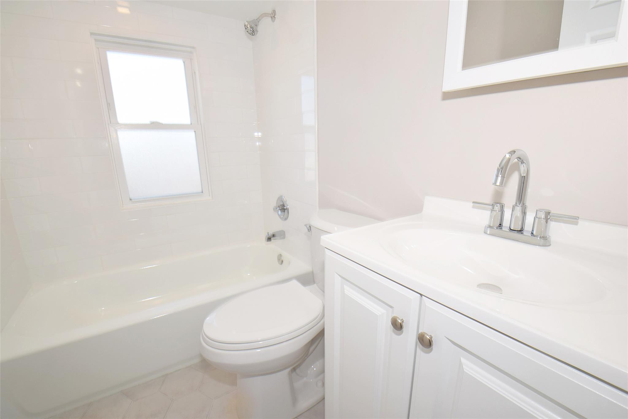 #11 photo, 1347 Ferndale Boulevard, 東長島 Central Islip , NY 11722