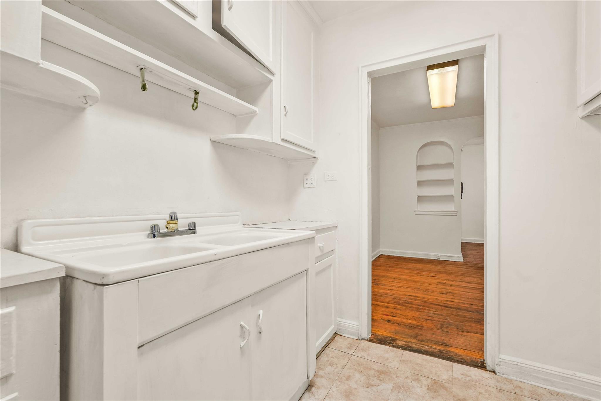 #12 photo, 106-15 Queens Boulevard, クイーンズ区 Forest Hills , NY 11375