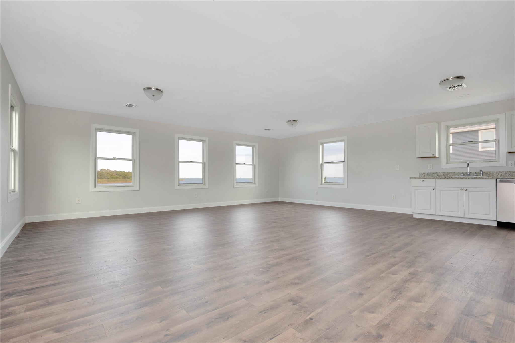 #11 photo, 823 Venetian Boulevard, 东长岛 Lindenhurst , NY 11757