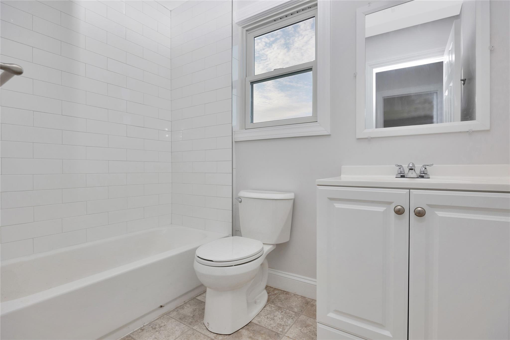 #12 photo, 823 Venetian Boulevard, 东长岛 Lindenhurst , NY 11757