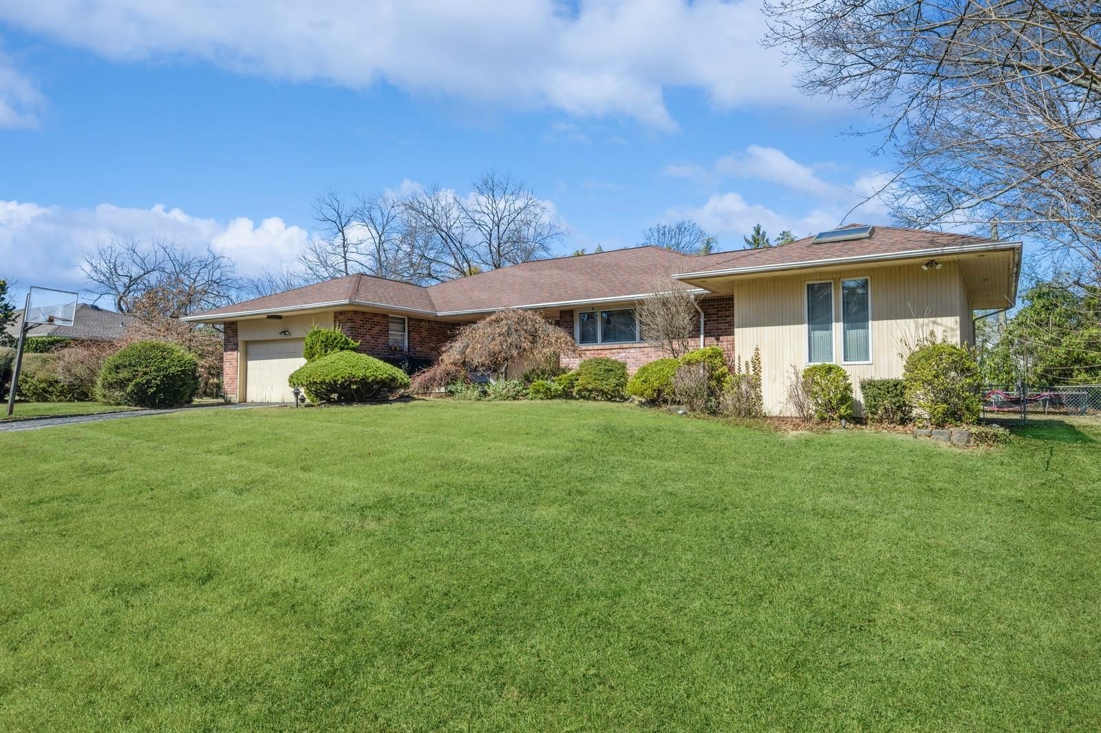 #4 photo, 11 Dicks Lane, Roslyn Heights , NY 11576