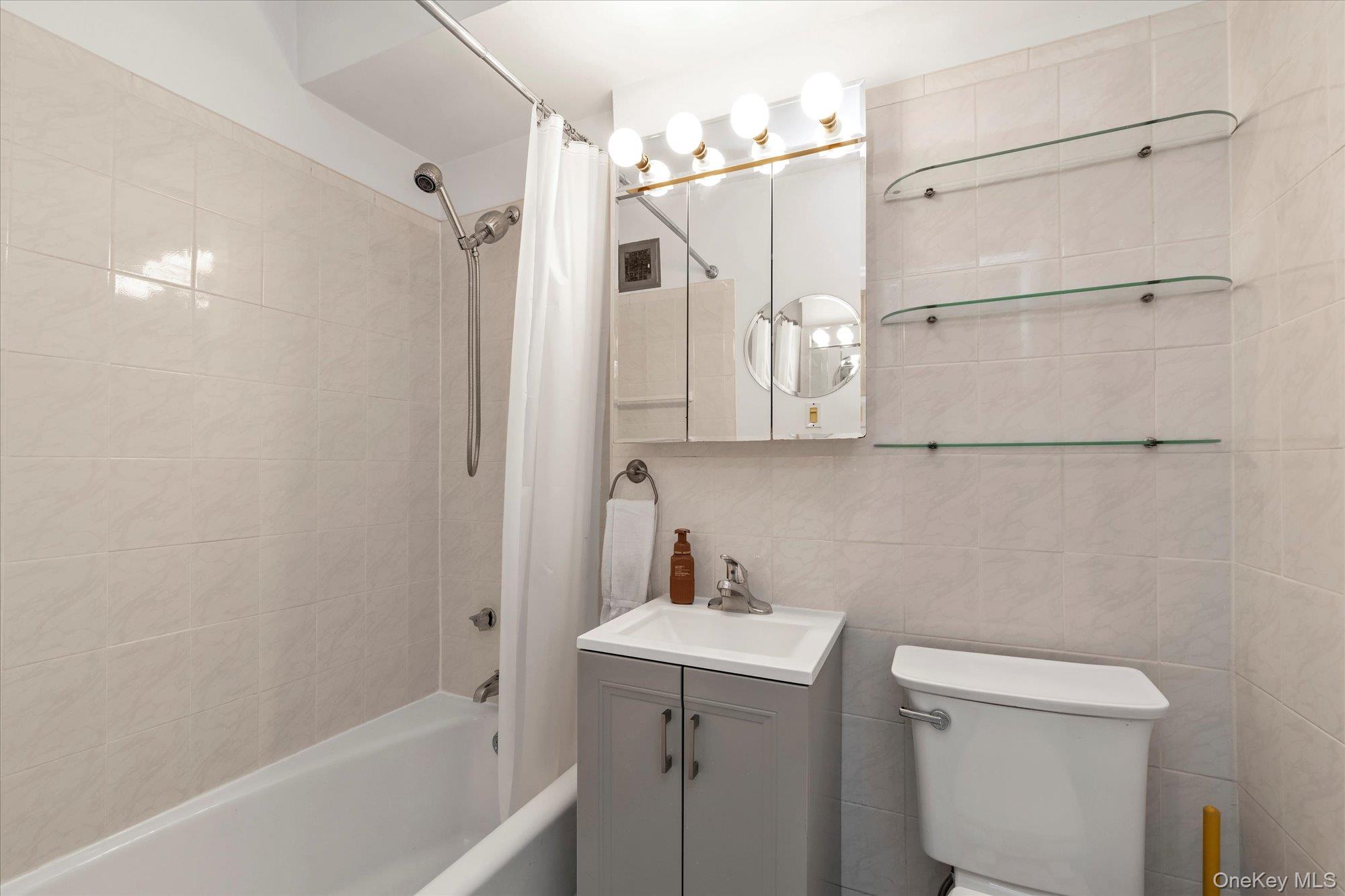 #14 photo, 107-40 Queens Boulevard, クイーンズ区 Forest Hills , NY 11375