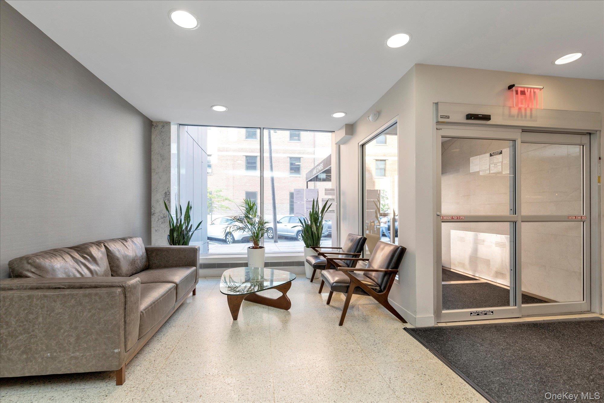 #4 photo, 107-40 Queens Boulevard, クイーンズ区 Forest Hills , NY 11375