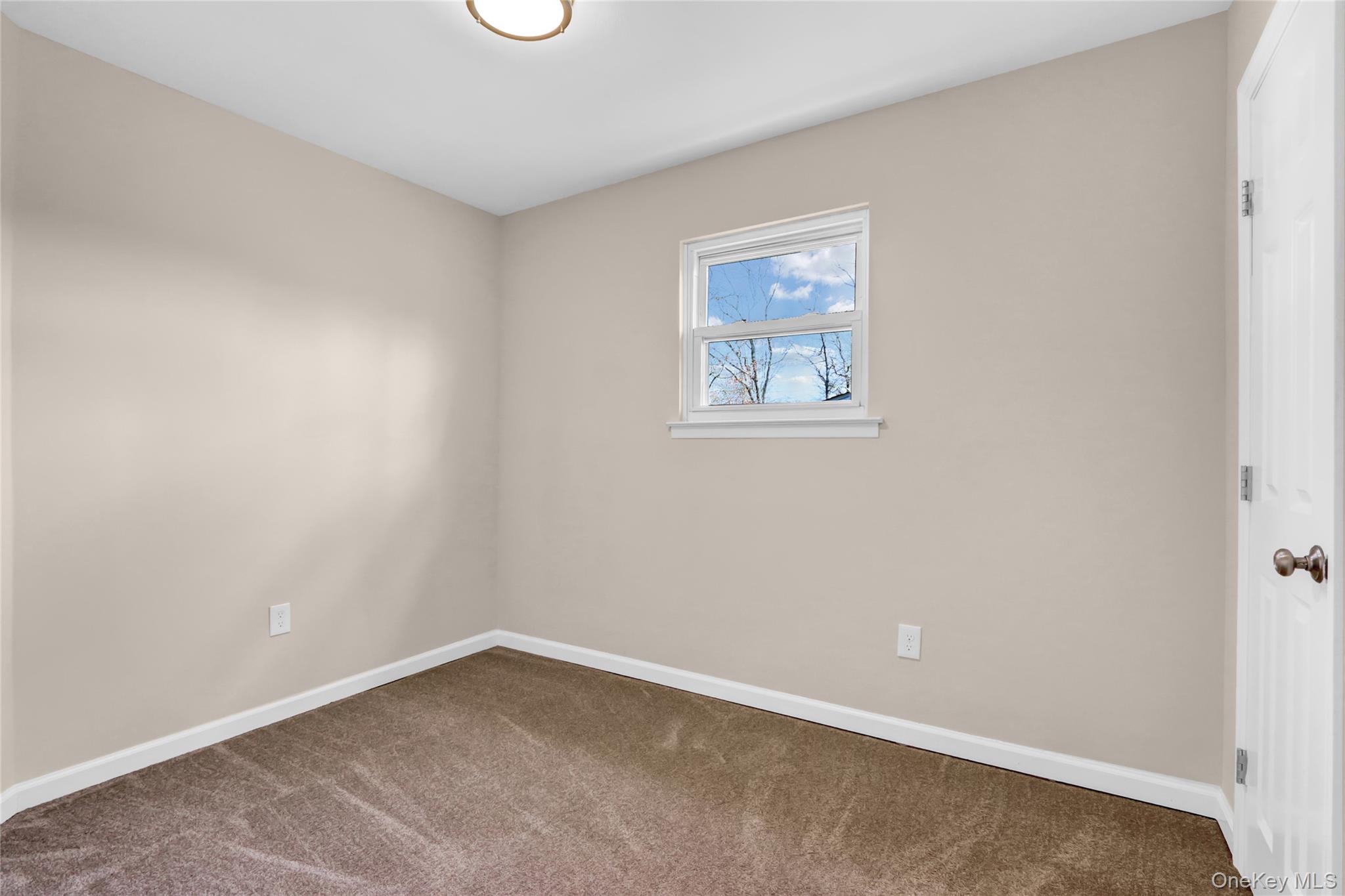 #13 photo, 150 Moriches Avenue, サフォーク郡 Mastic , NY 11950