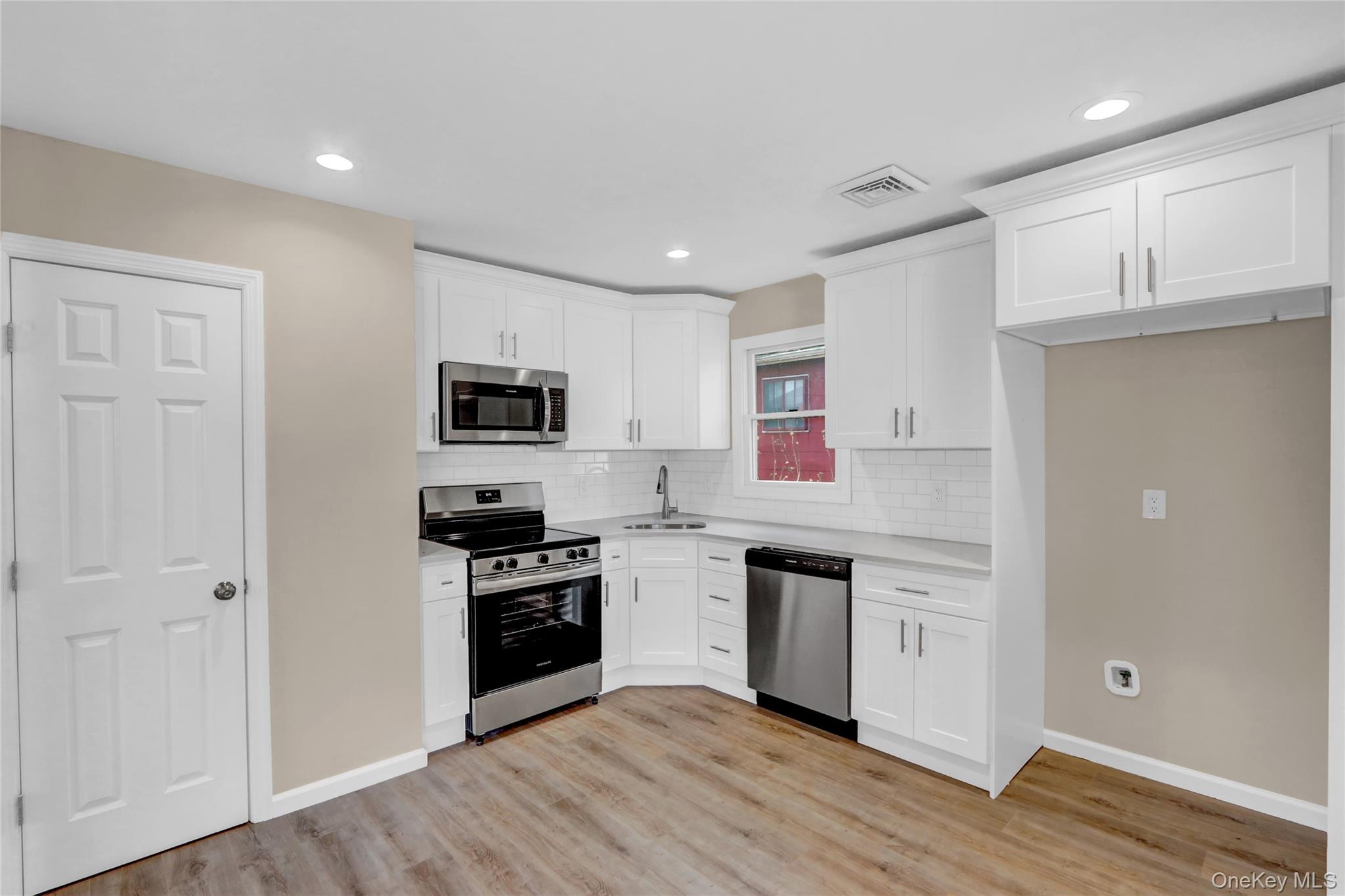 #5 photo, 150 Moriches Avenue, サフォーク郡 Mastic , NY 11950